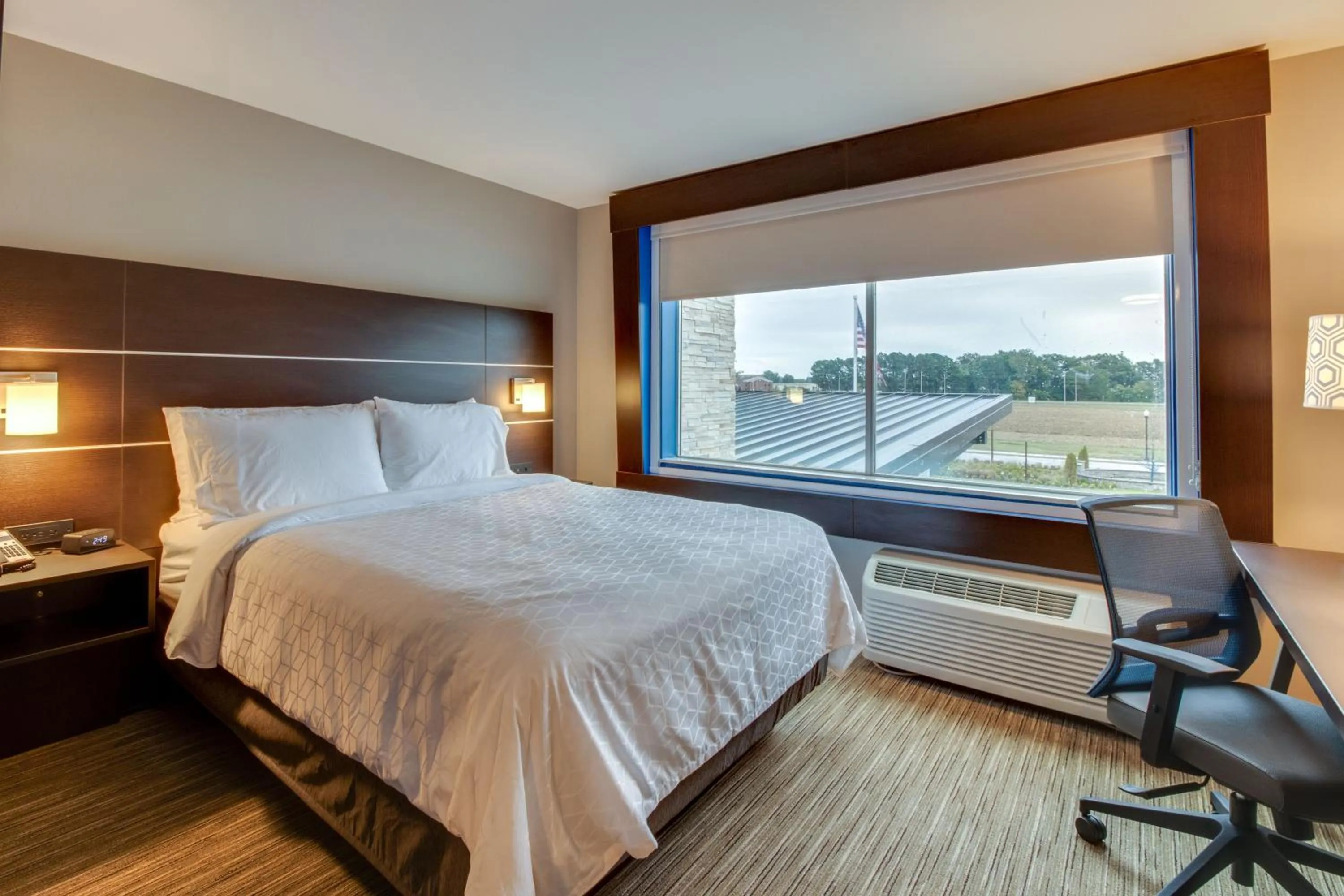 Bed in Holiday Inn Express & Suites - Union City by IHG