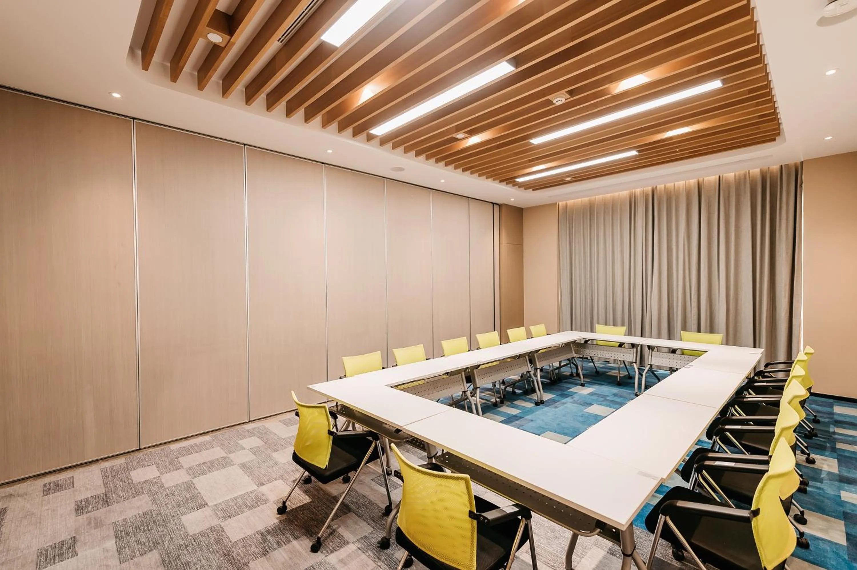 Meeting/conference room in Holiday Inn Express Taizhou CMC by IHG
