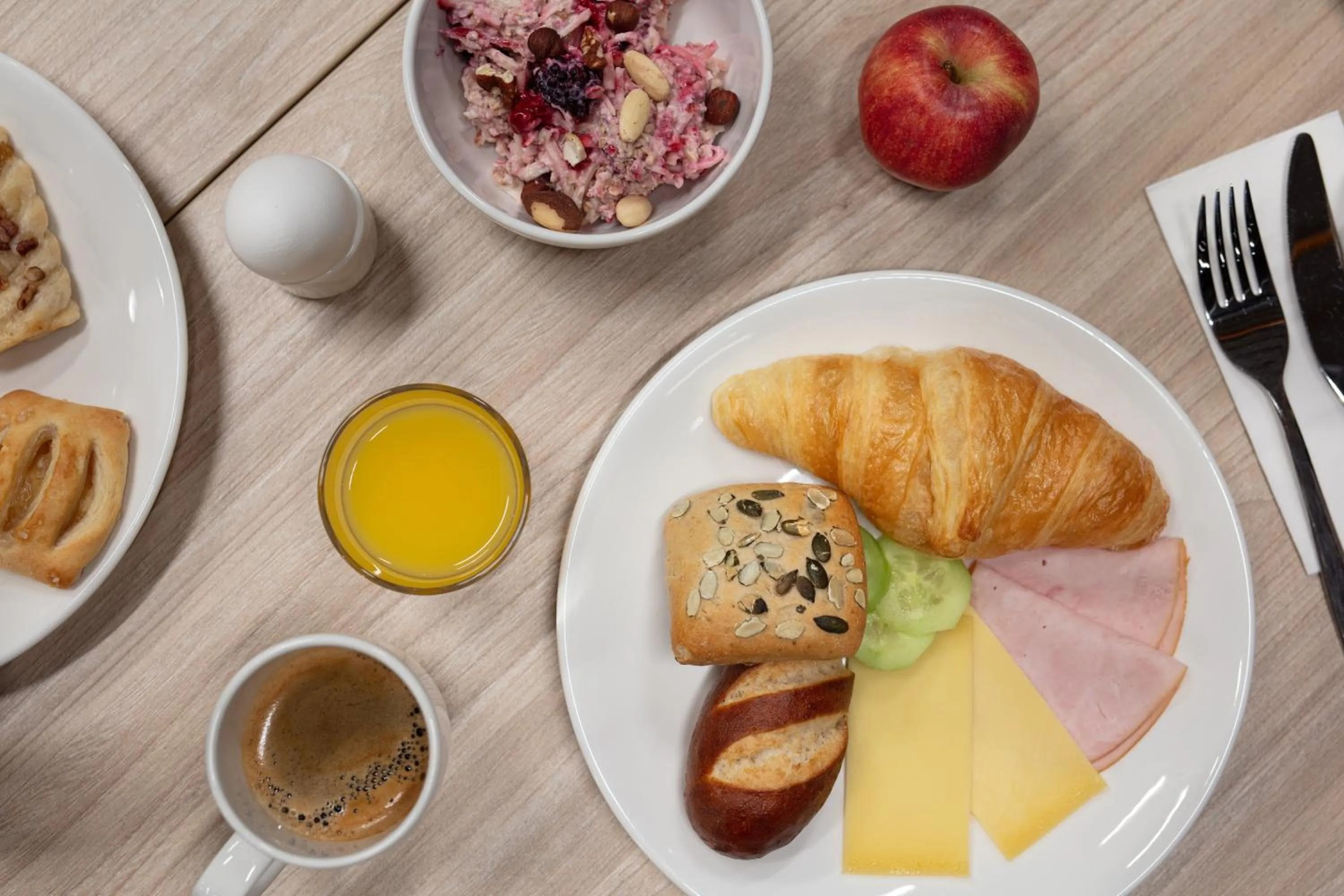 Breakfast in Holiday Inn Express - Aarburg - Oftringen by IHG