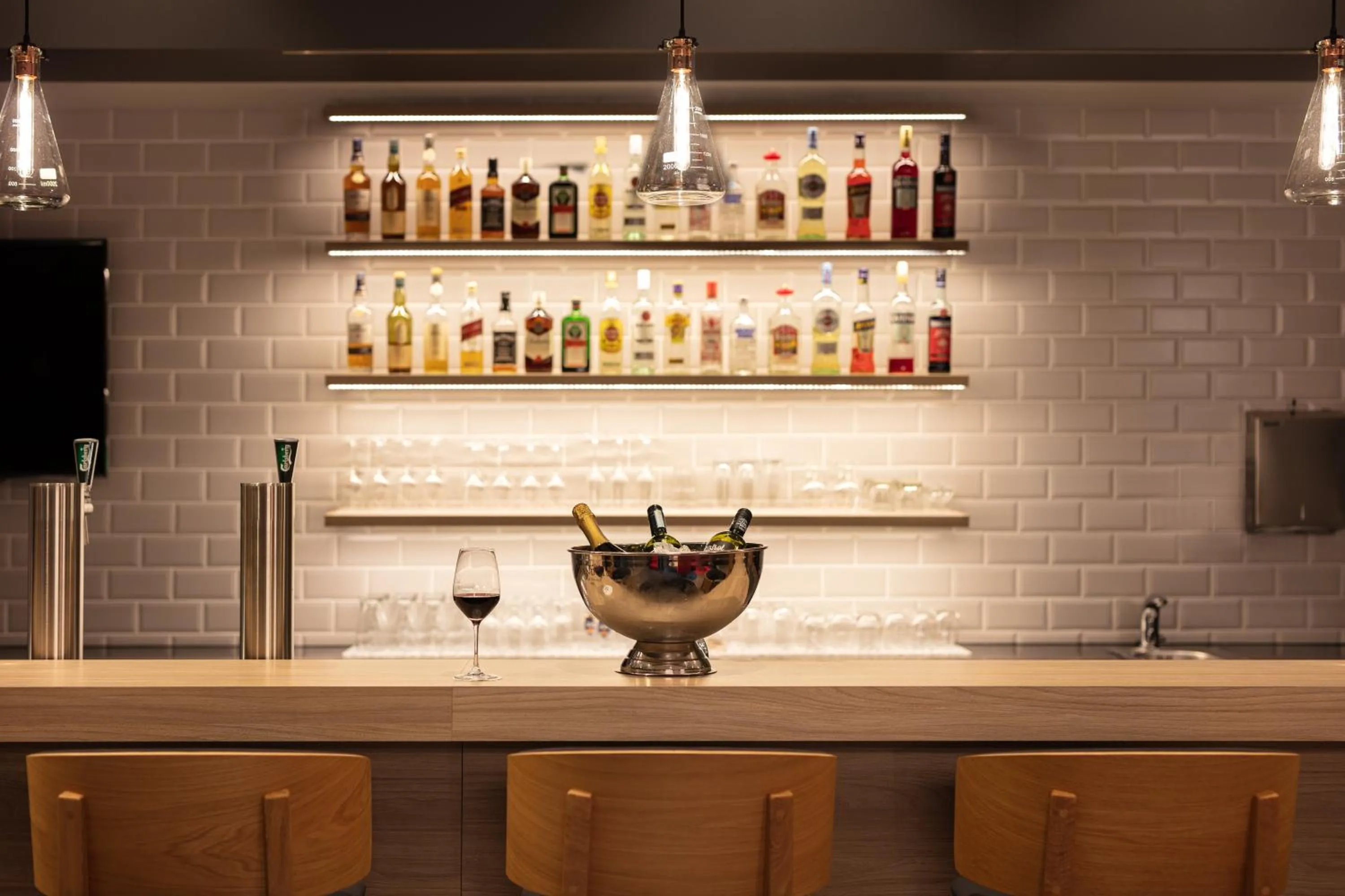Lounge or bar in Holiday Inn Express - Aarburg - Oftringen by IHG