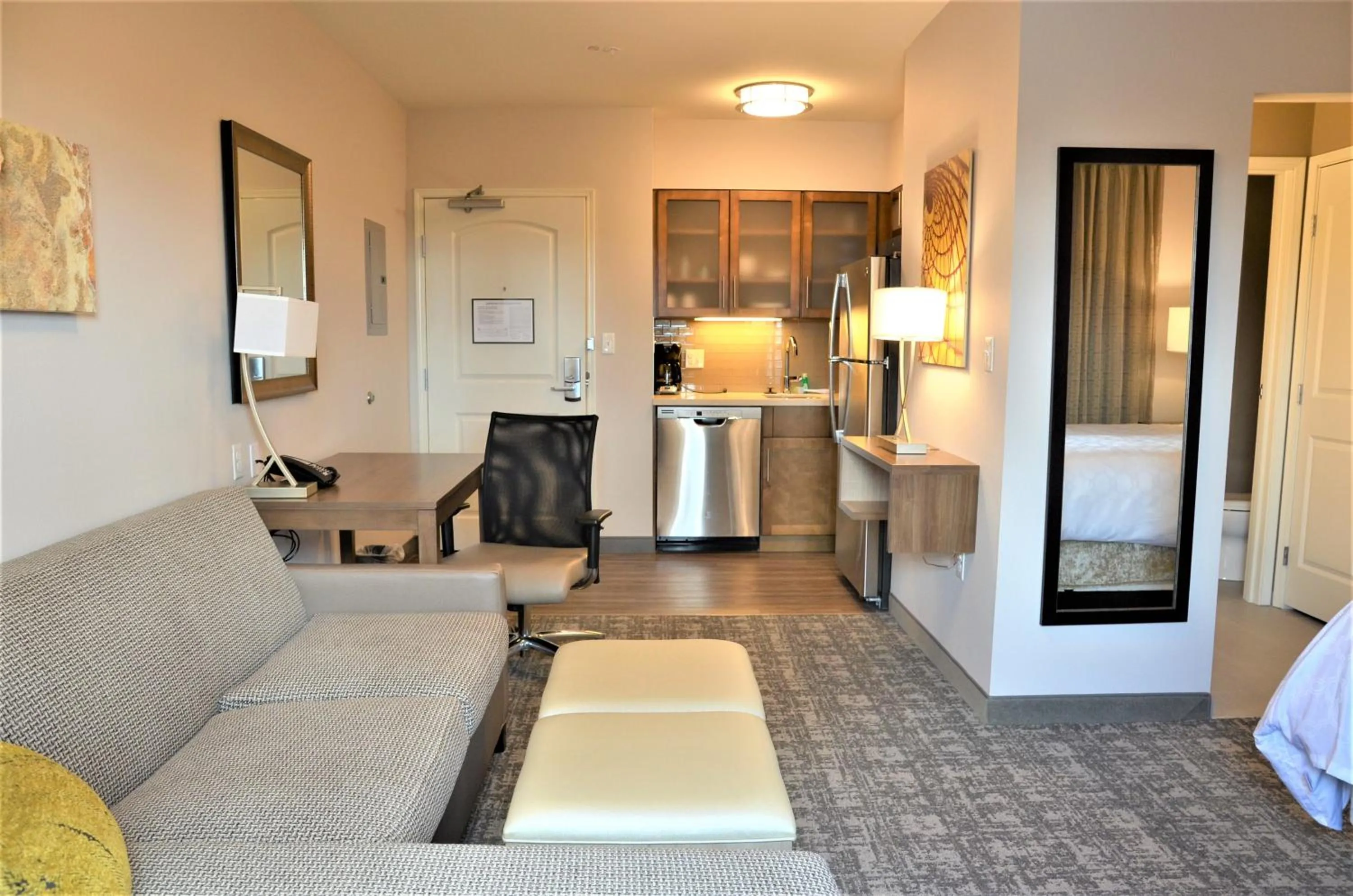 Kitchen or kitchenette, Bed in Staybridge Suites - Orenco Station by IHG