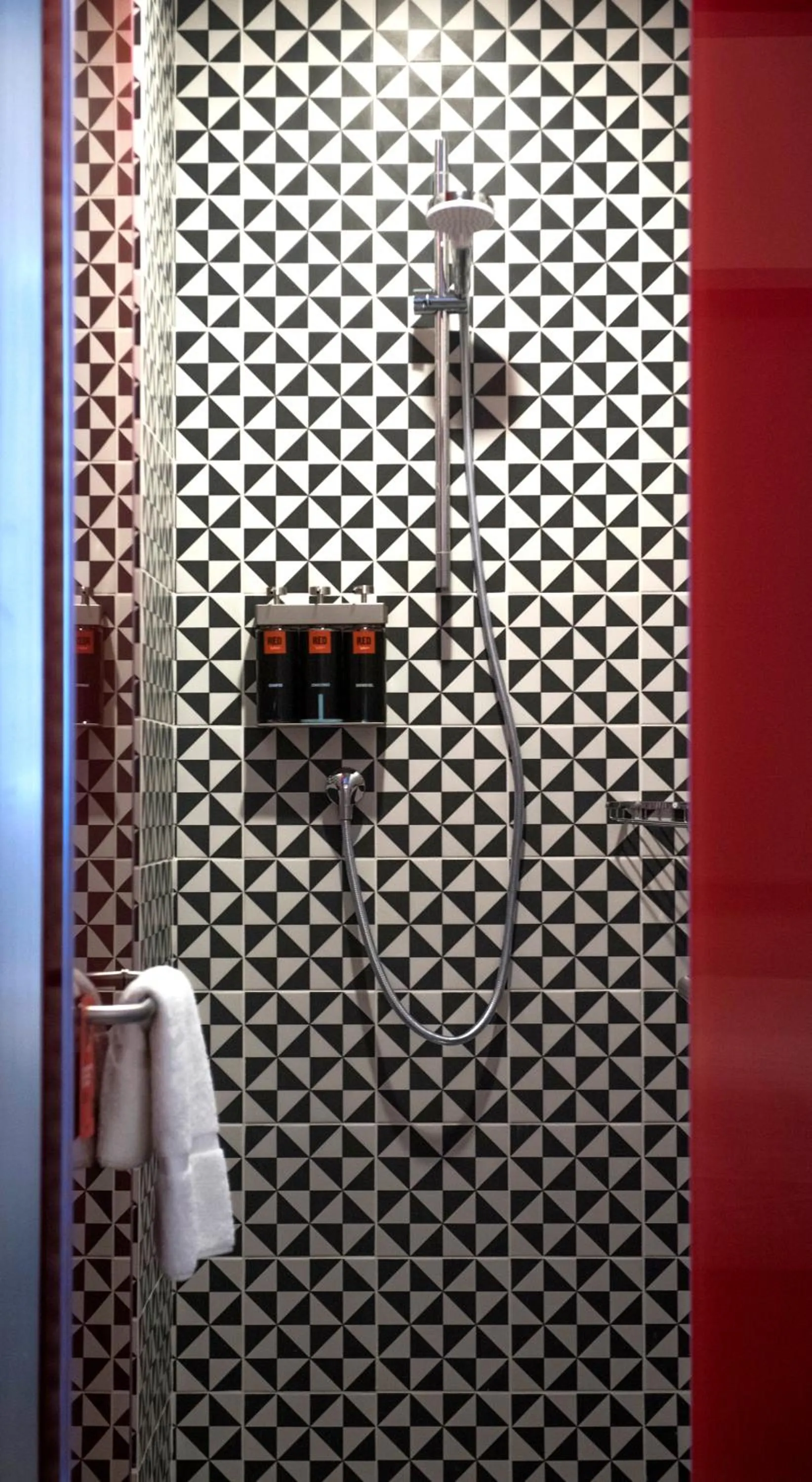 Shower in Radisson RED Miraflores