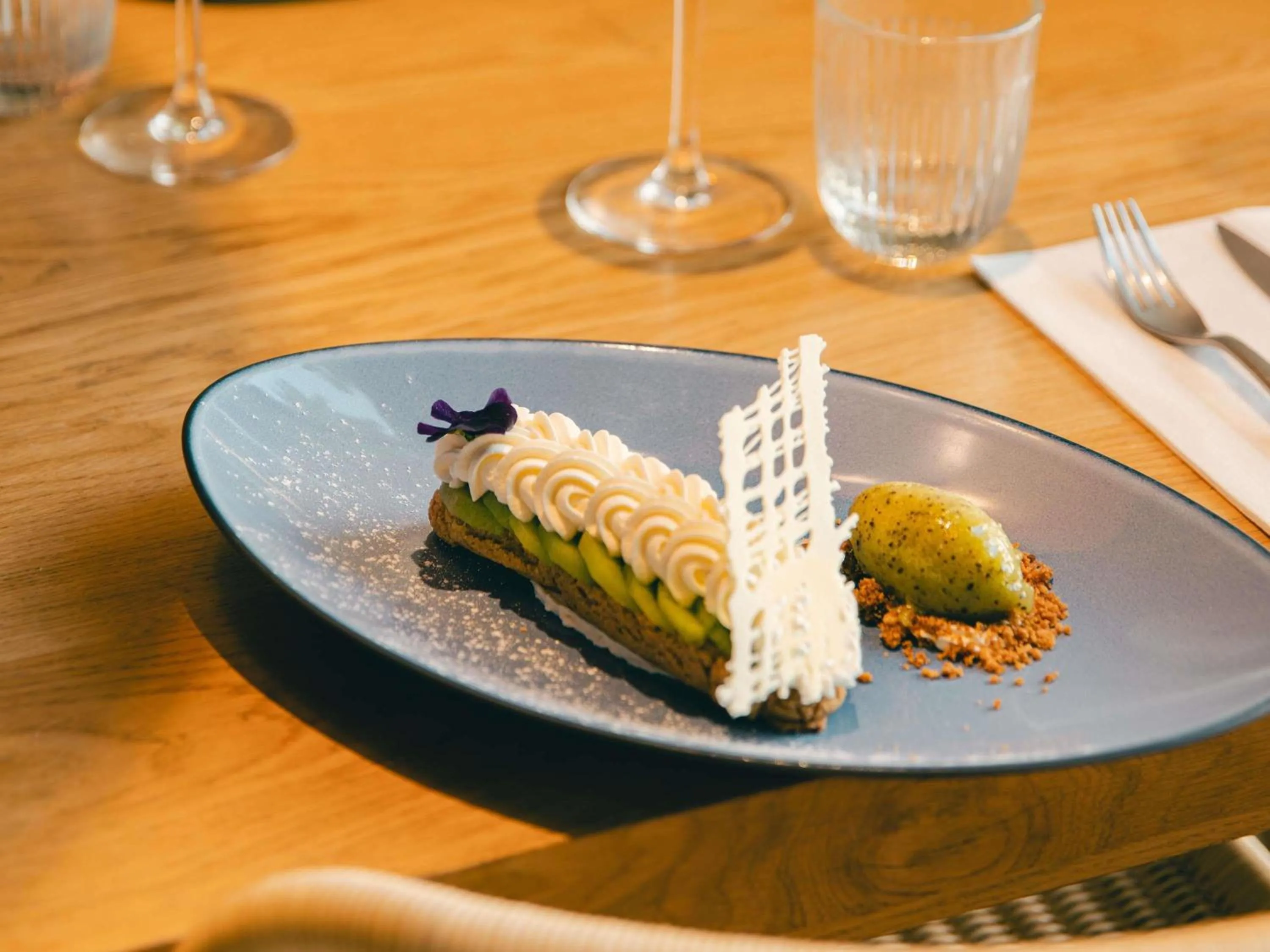 Restaurant/places to eat in Novotel Paris Porte Versailles