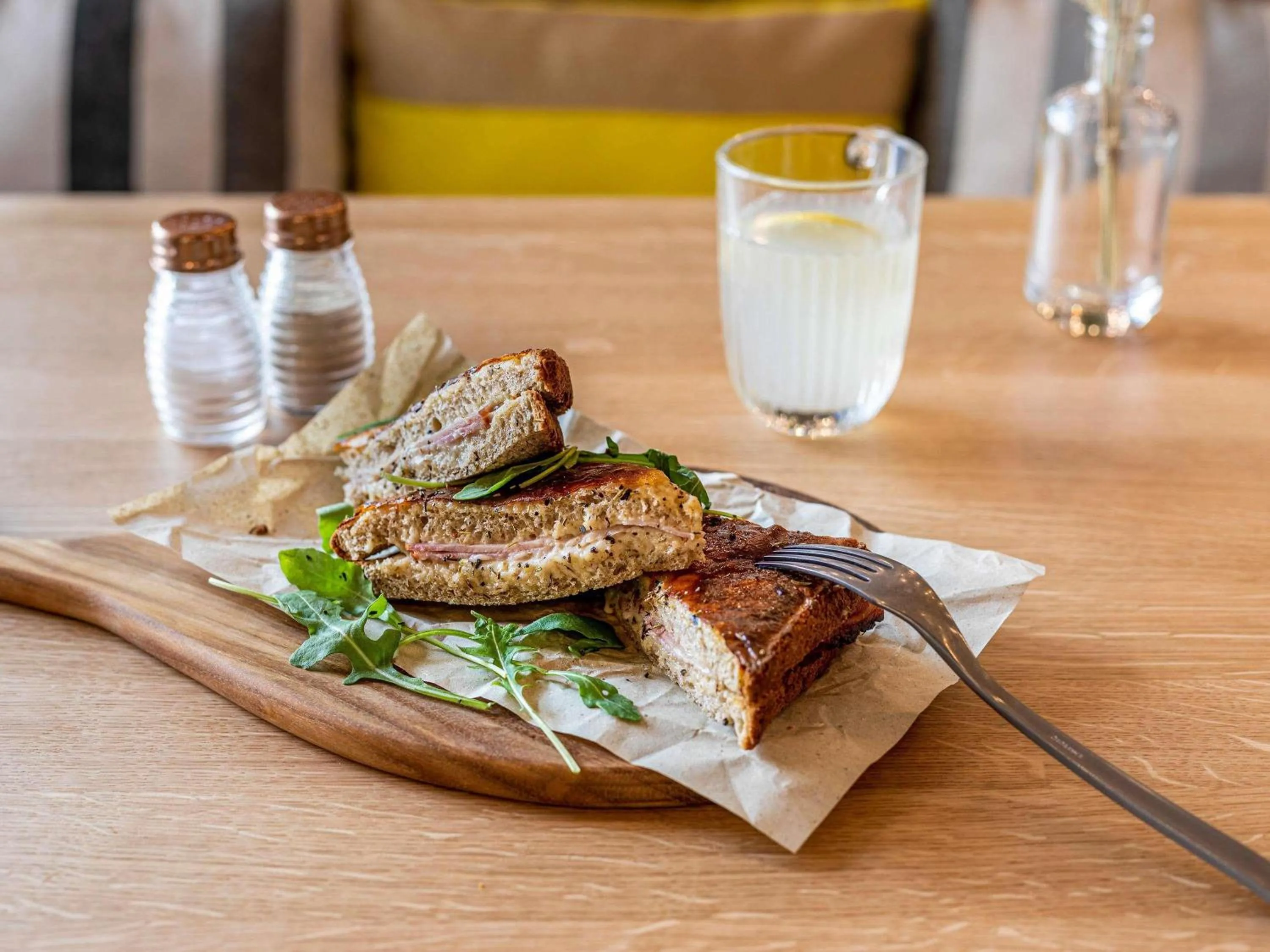 Restaurant/places to eat in Novotel Paris Porte Versailles