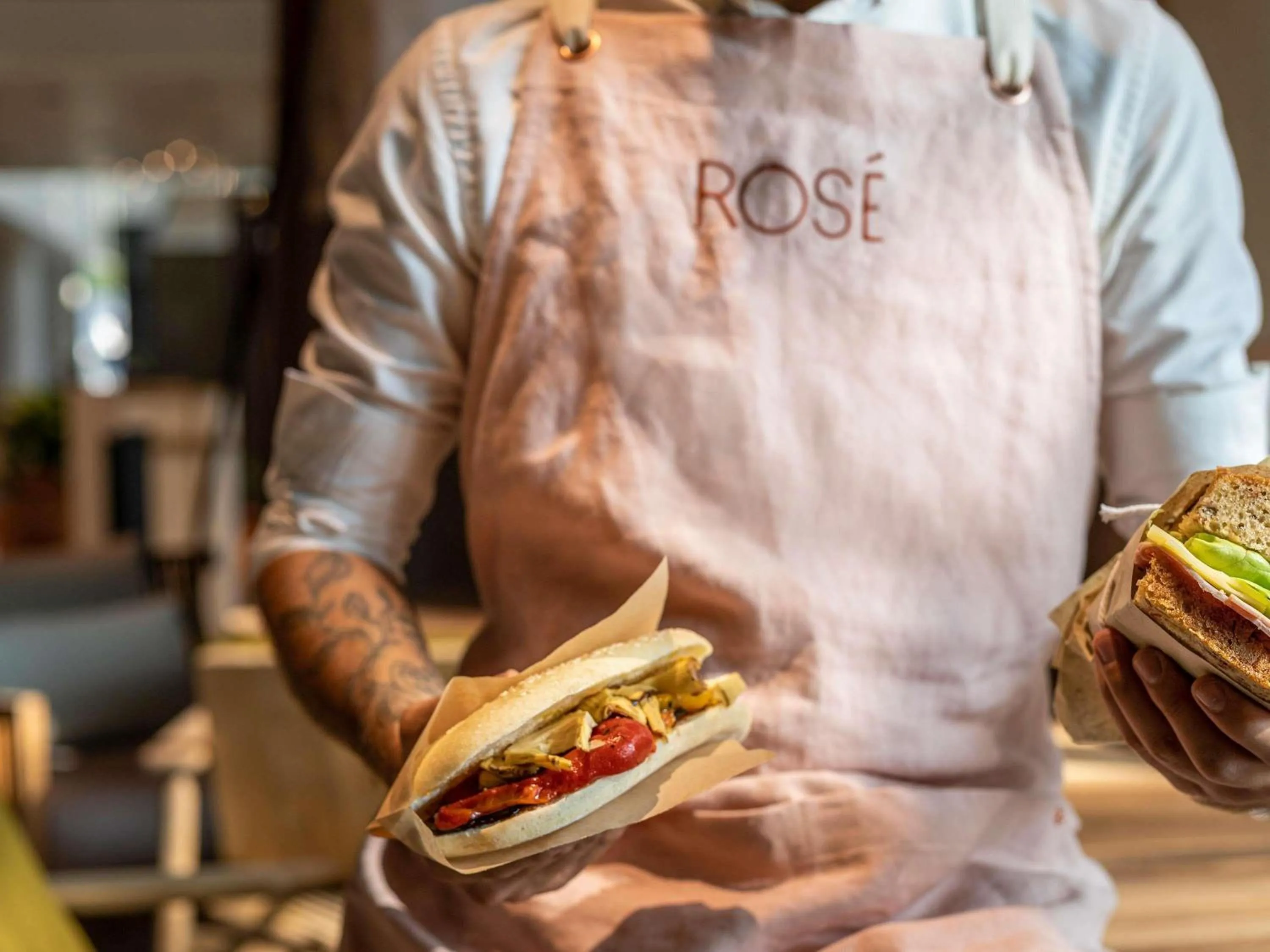 Restaurant/places to eat in Novotel Paris Porte Versailles