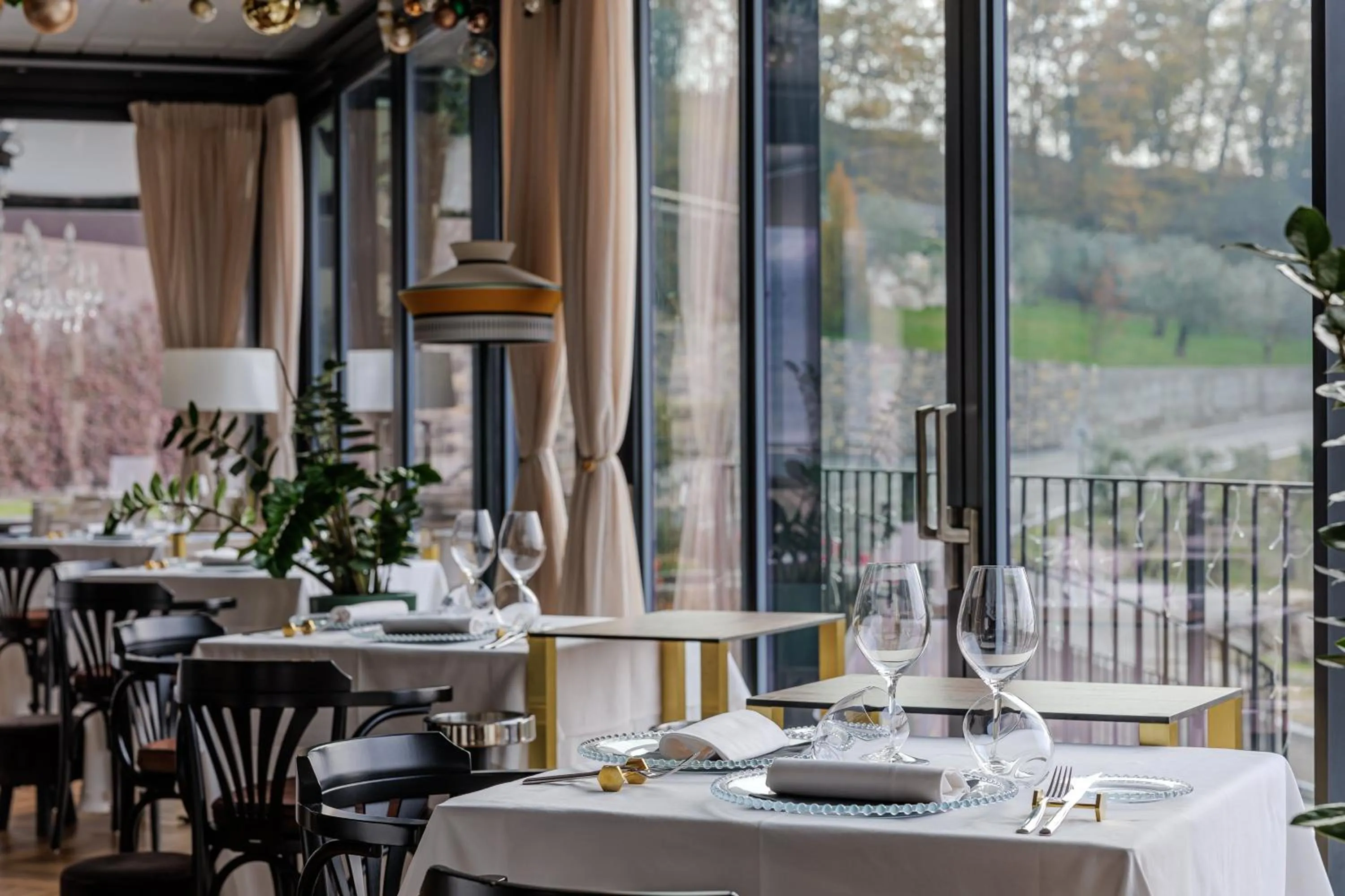 Restaurant/places to eat in Deville & Spa