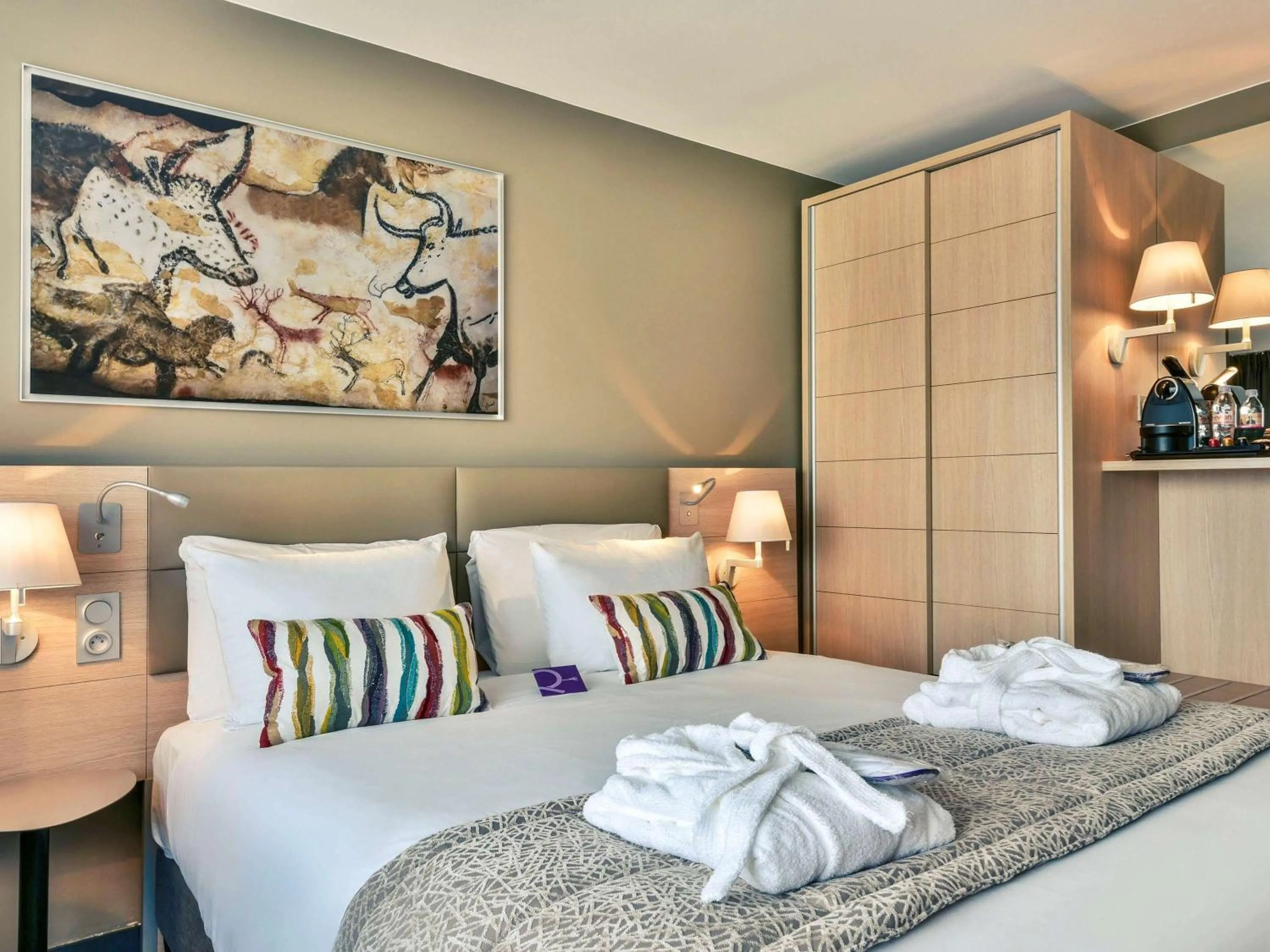 Photo of the whole room, Bed in Mercure Périgueux Centre Historique