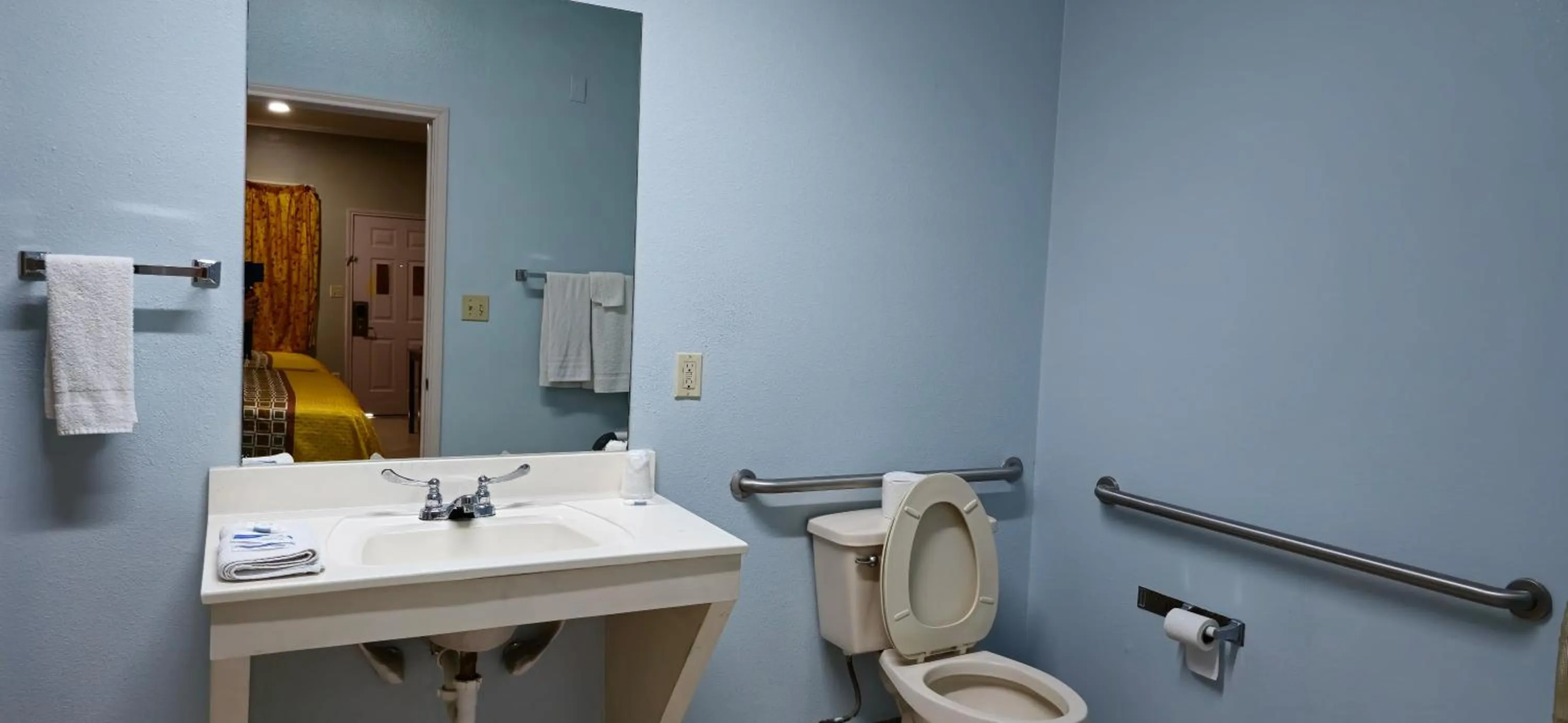 Toilet in Texas Inn and Suites RGV