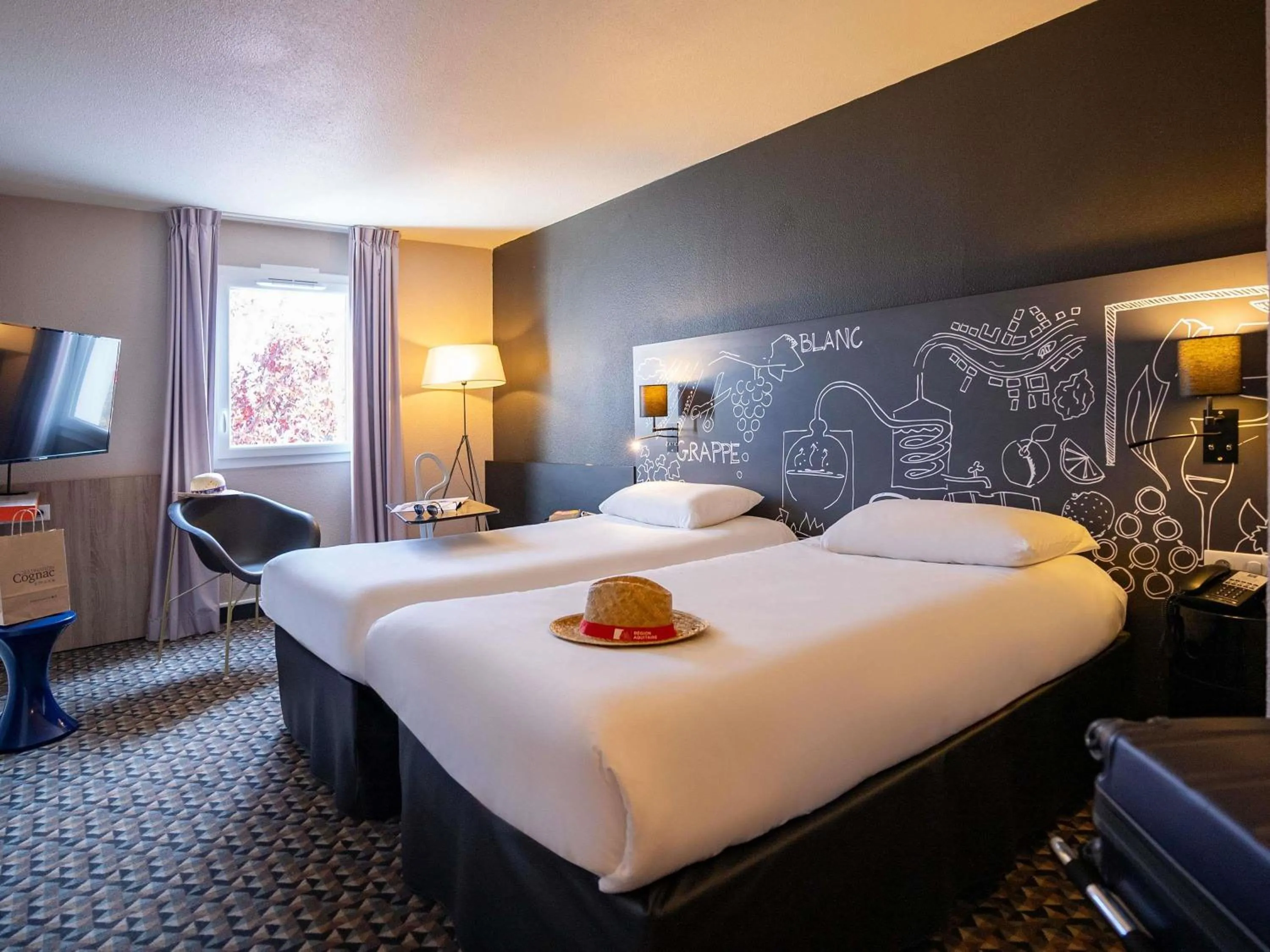 Bedroom, Bed in Ibis Styles Cognac