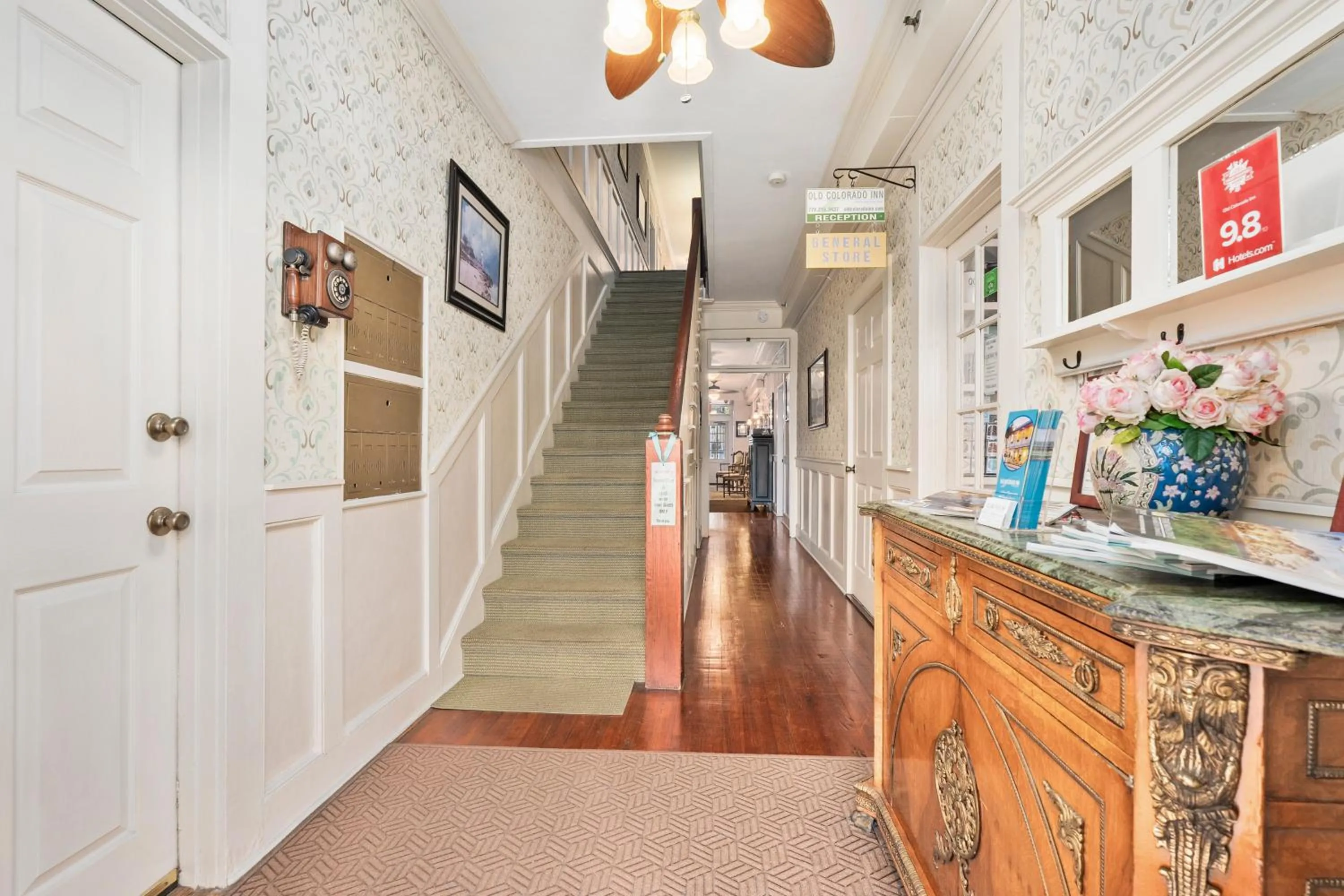 Property building in Old Colorado Inn