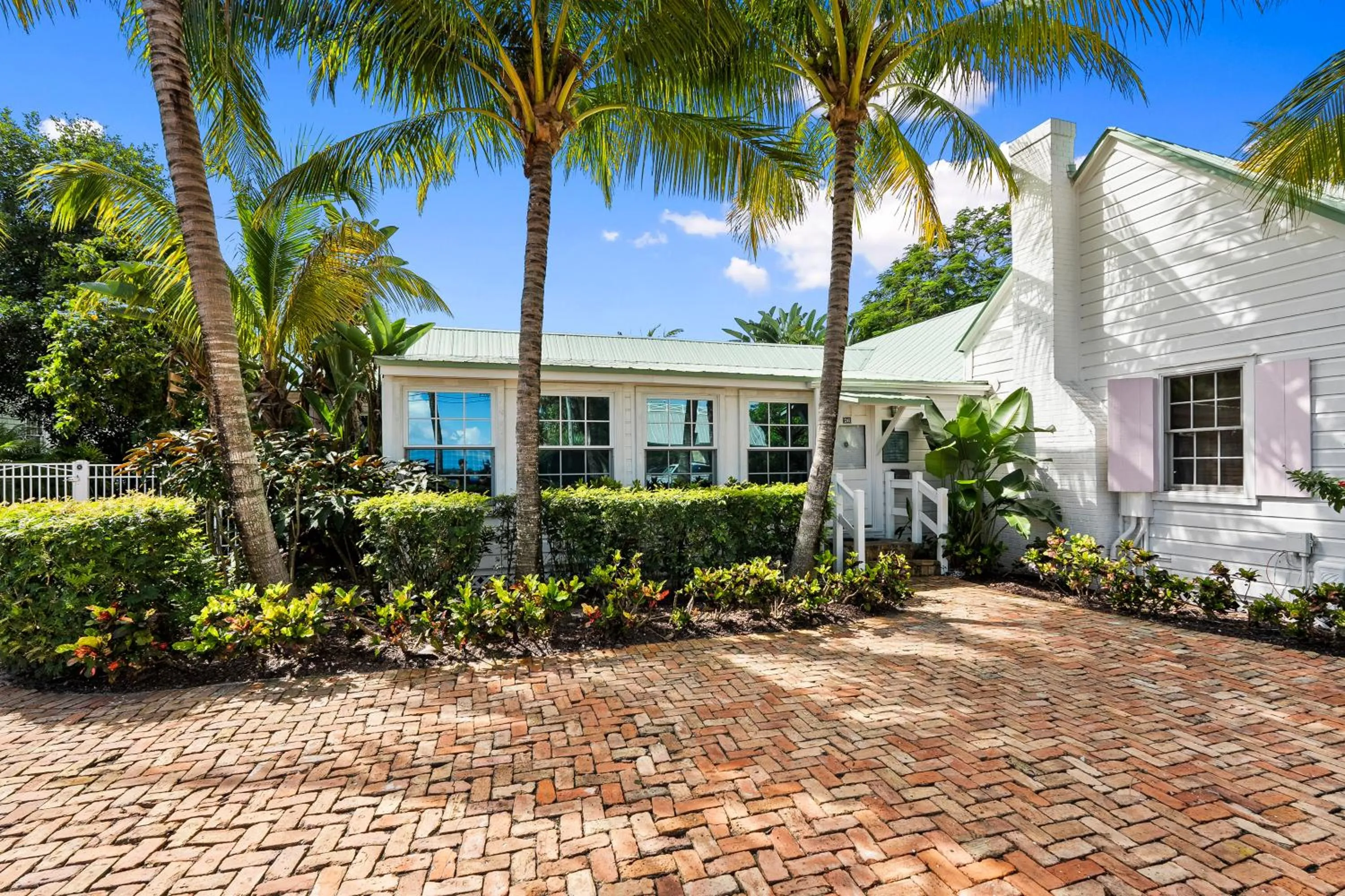 Property building in Old Colorado Inn