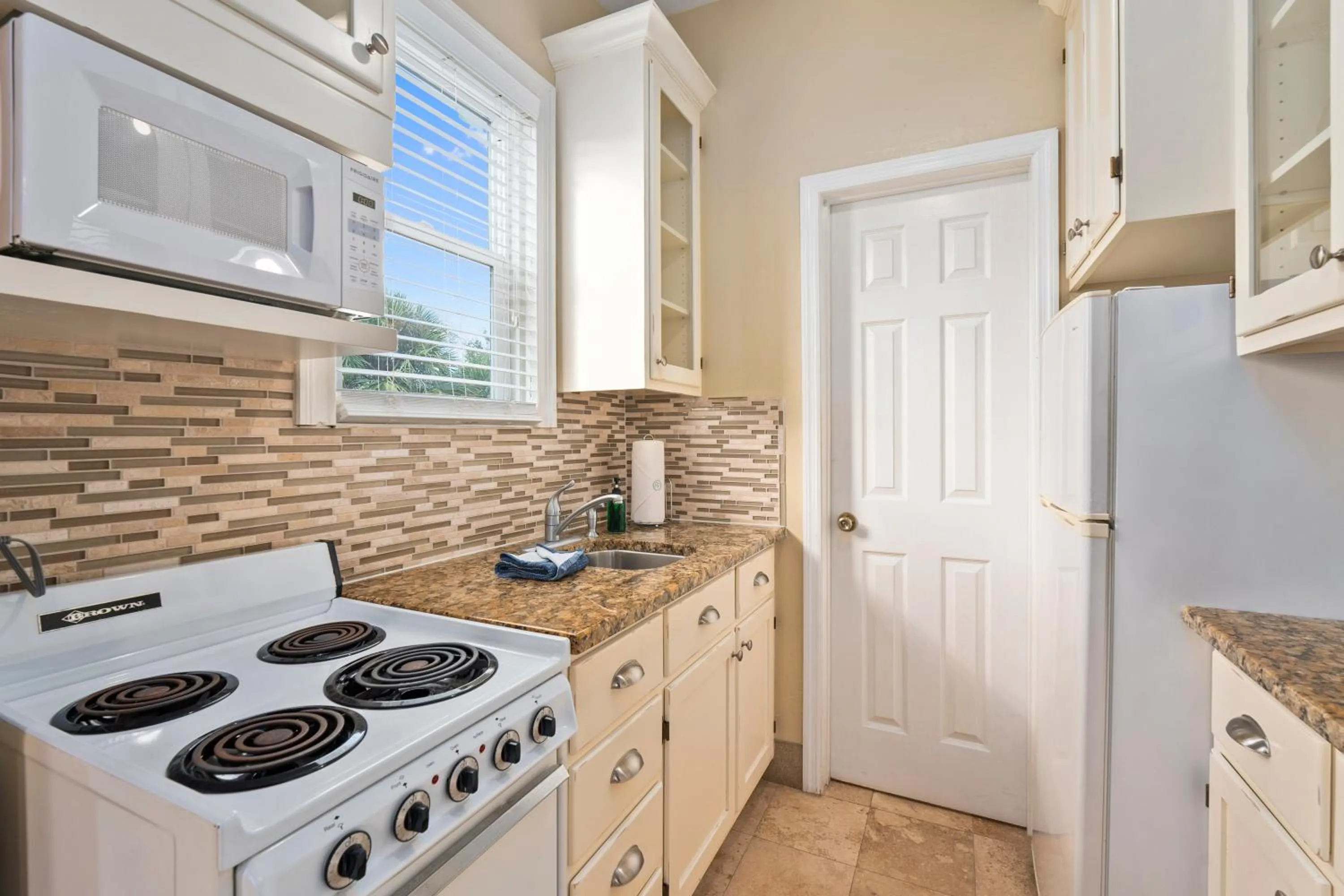 Kitchen or kitchenette in Old Colorado Inn