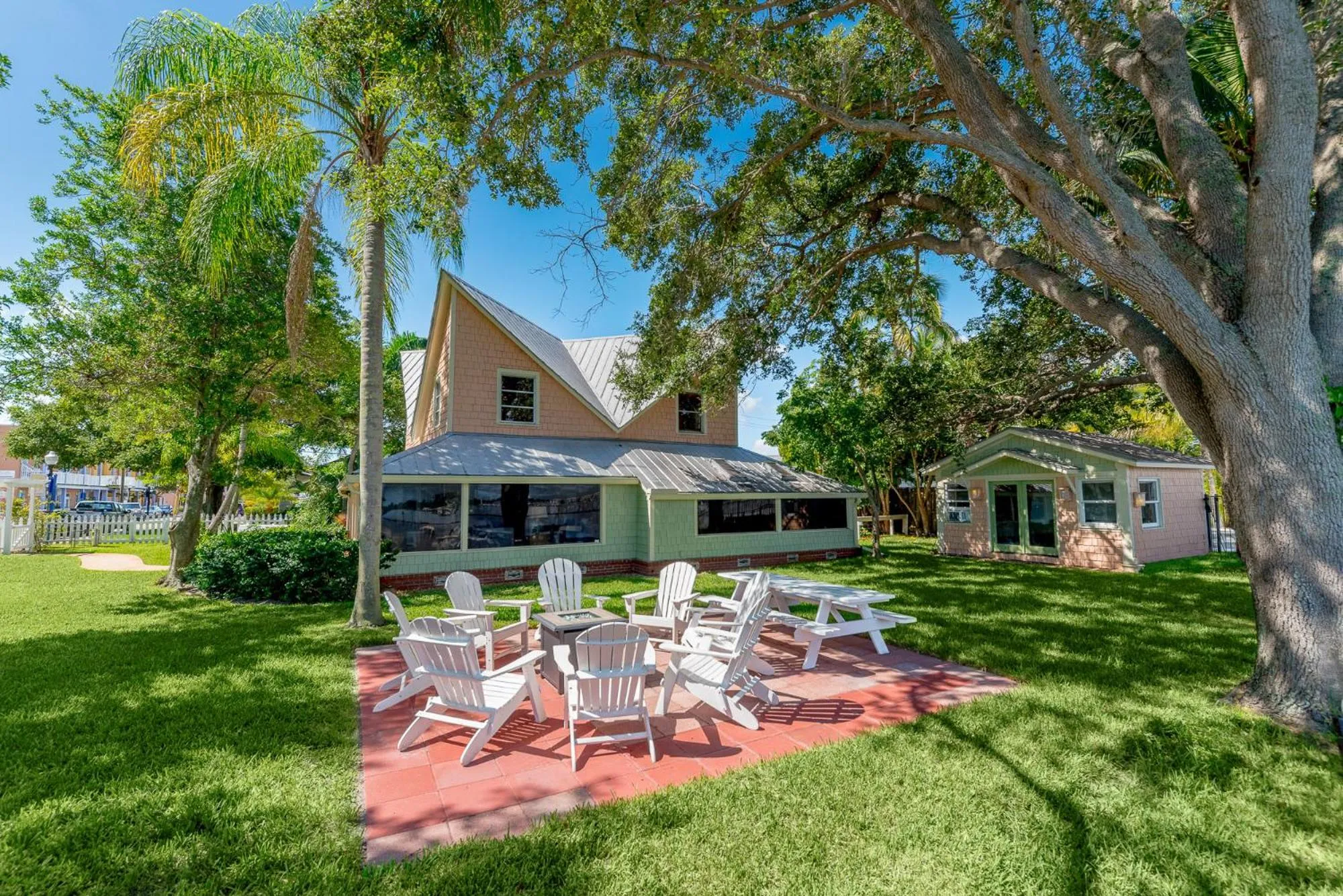 Property building in Old Colorado Inn