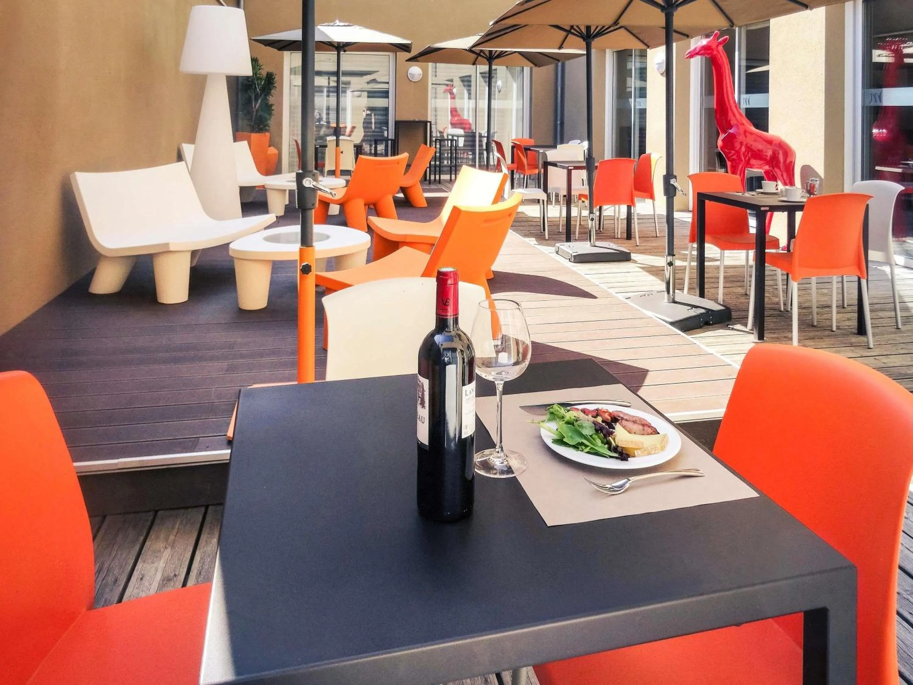 Lounge or bar in Mercure Libourne Saint Emilion