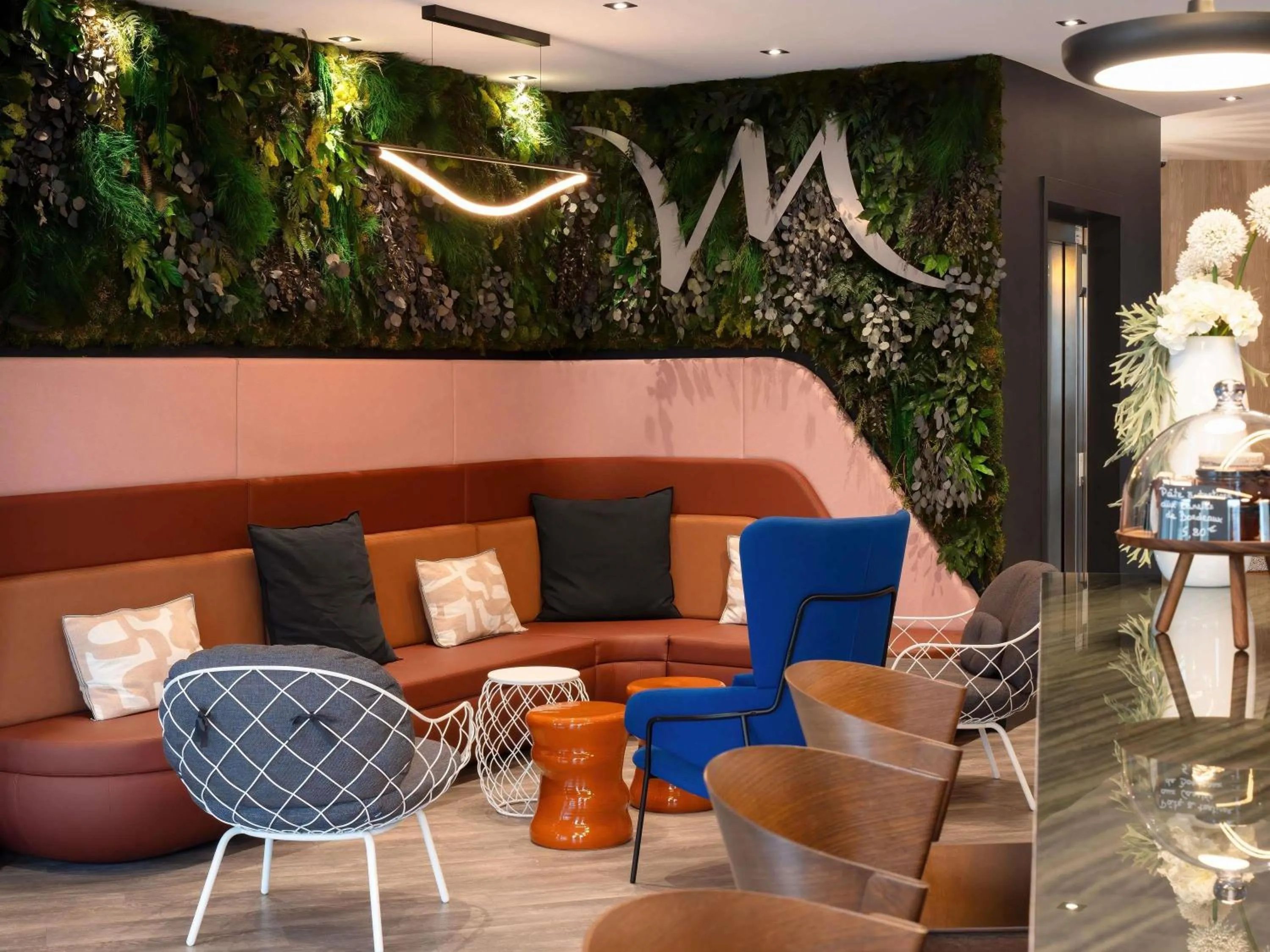 Lounge or bar in Mercure Libourne Saint Emilion