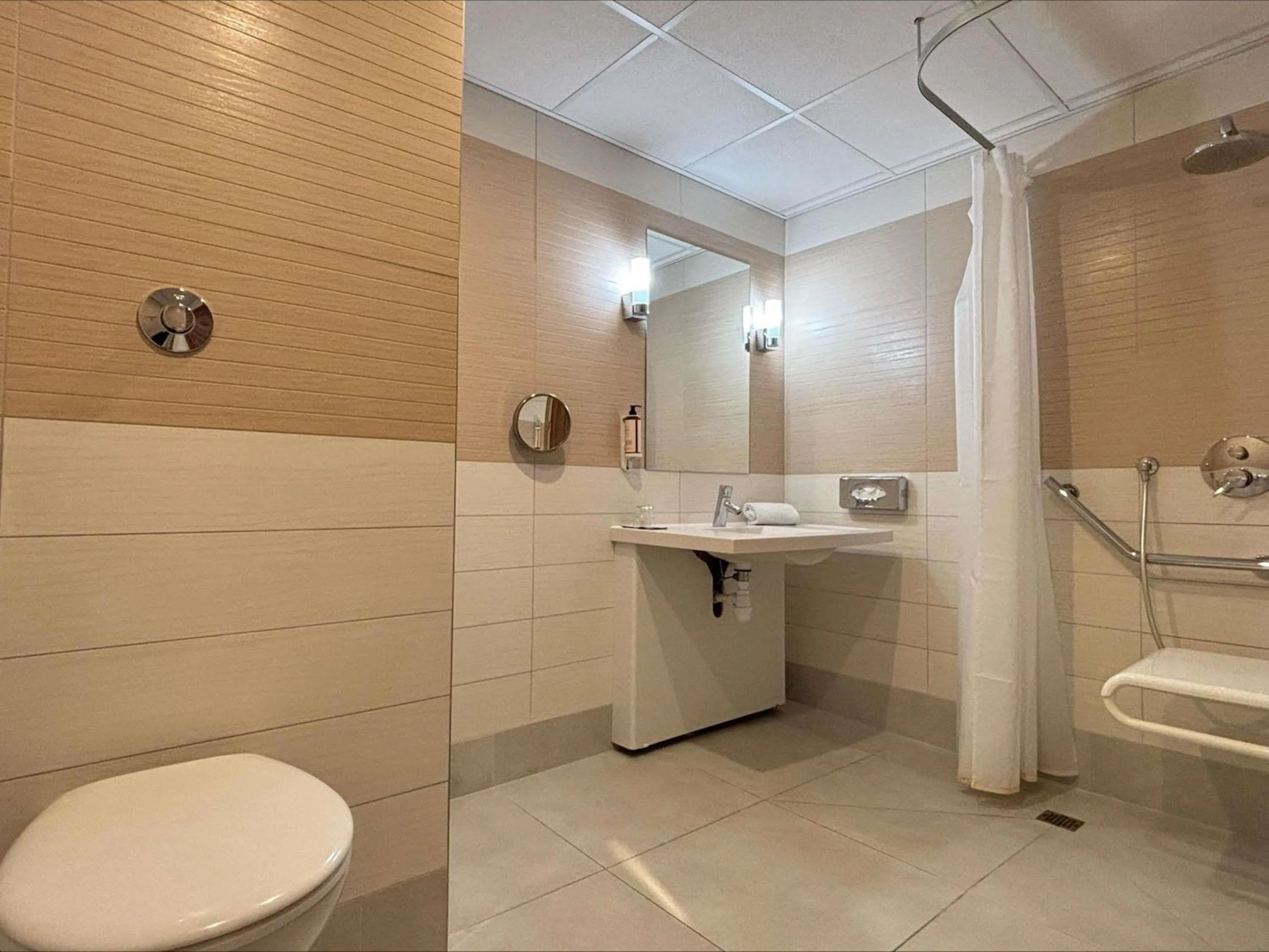 Bedroom in Mercure Libourne Saint Emilion