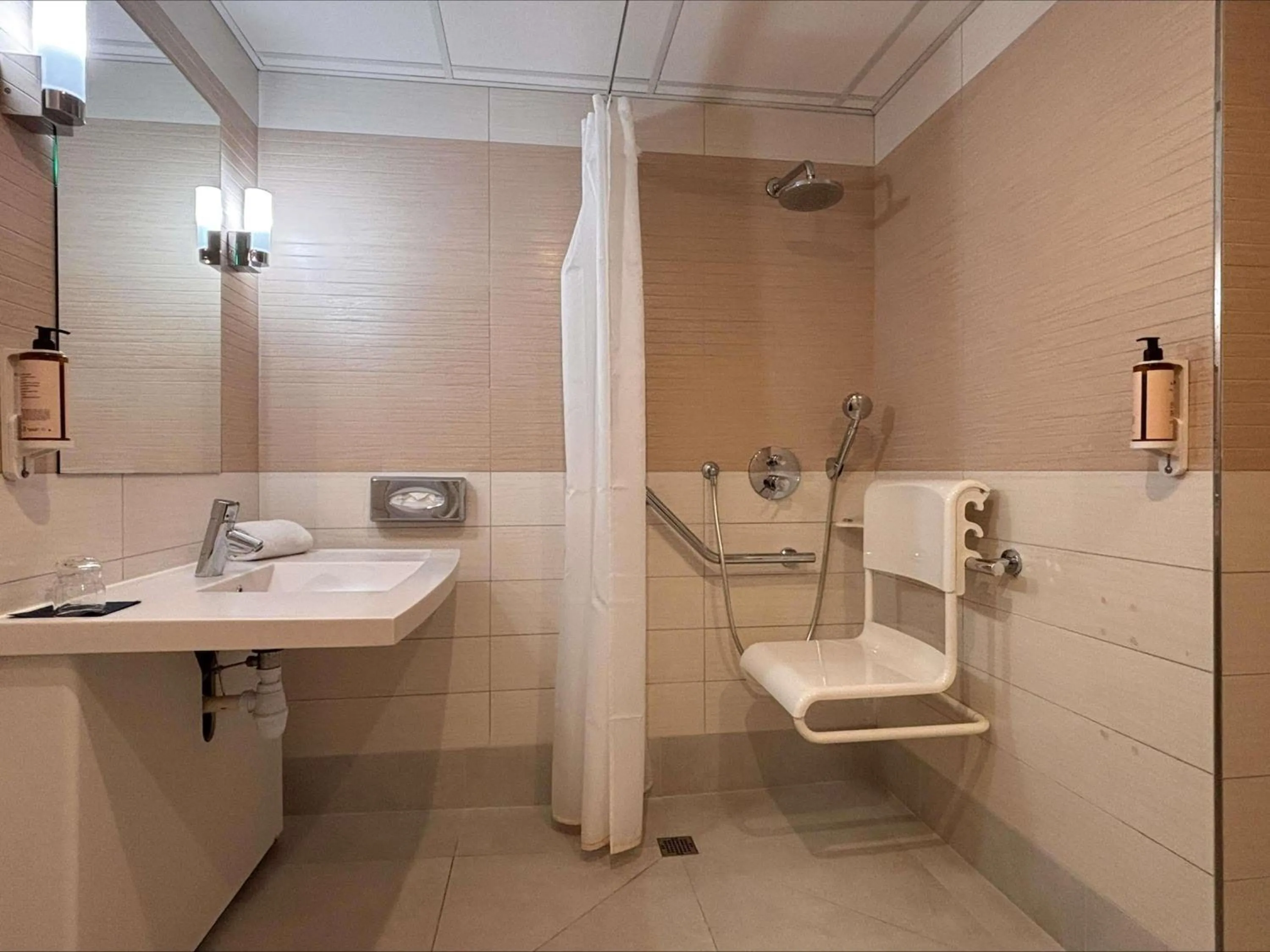 Bedroom in Mercure Libourne Saint Emilion