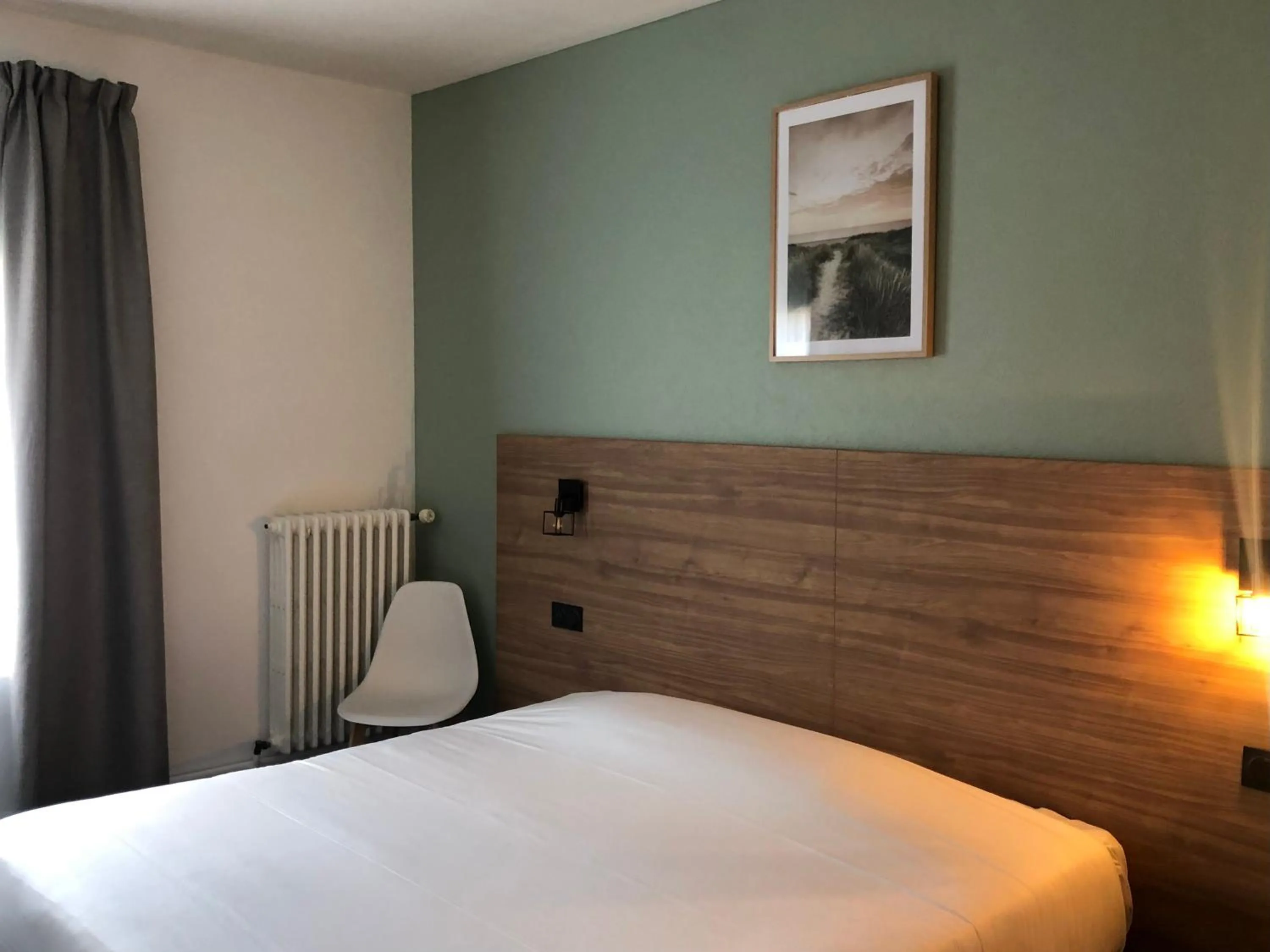 Photo of the whole room, Bed in Hotel Le Progres