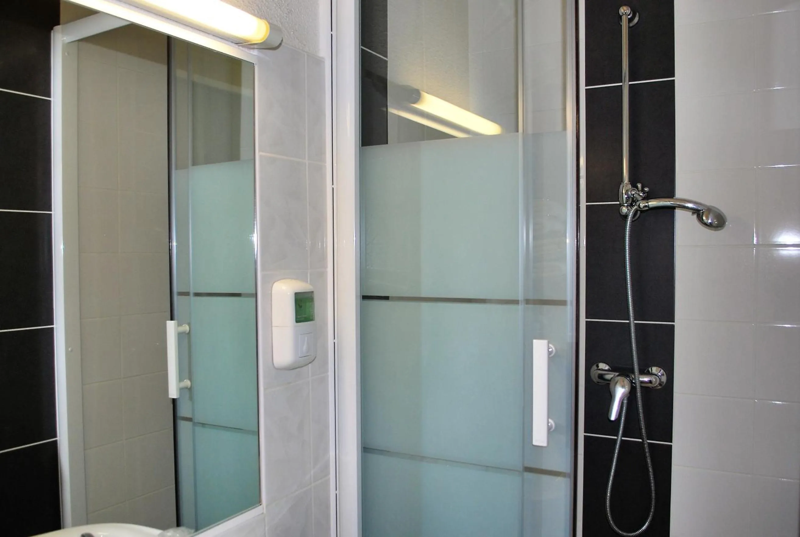 Shower in Hotel Le Progres