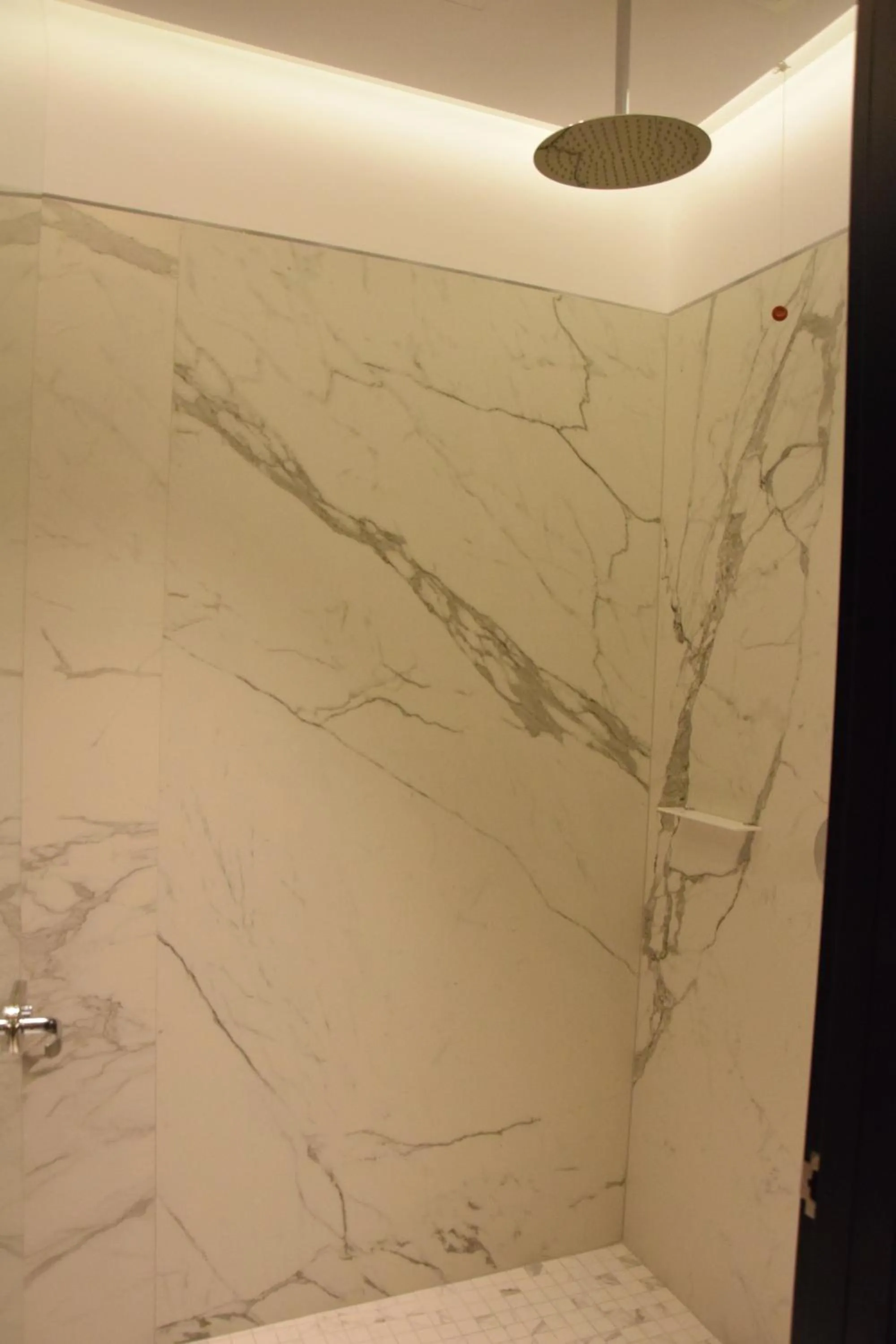 Shower in Hotel Unik