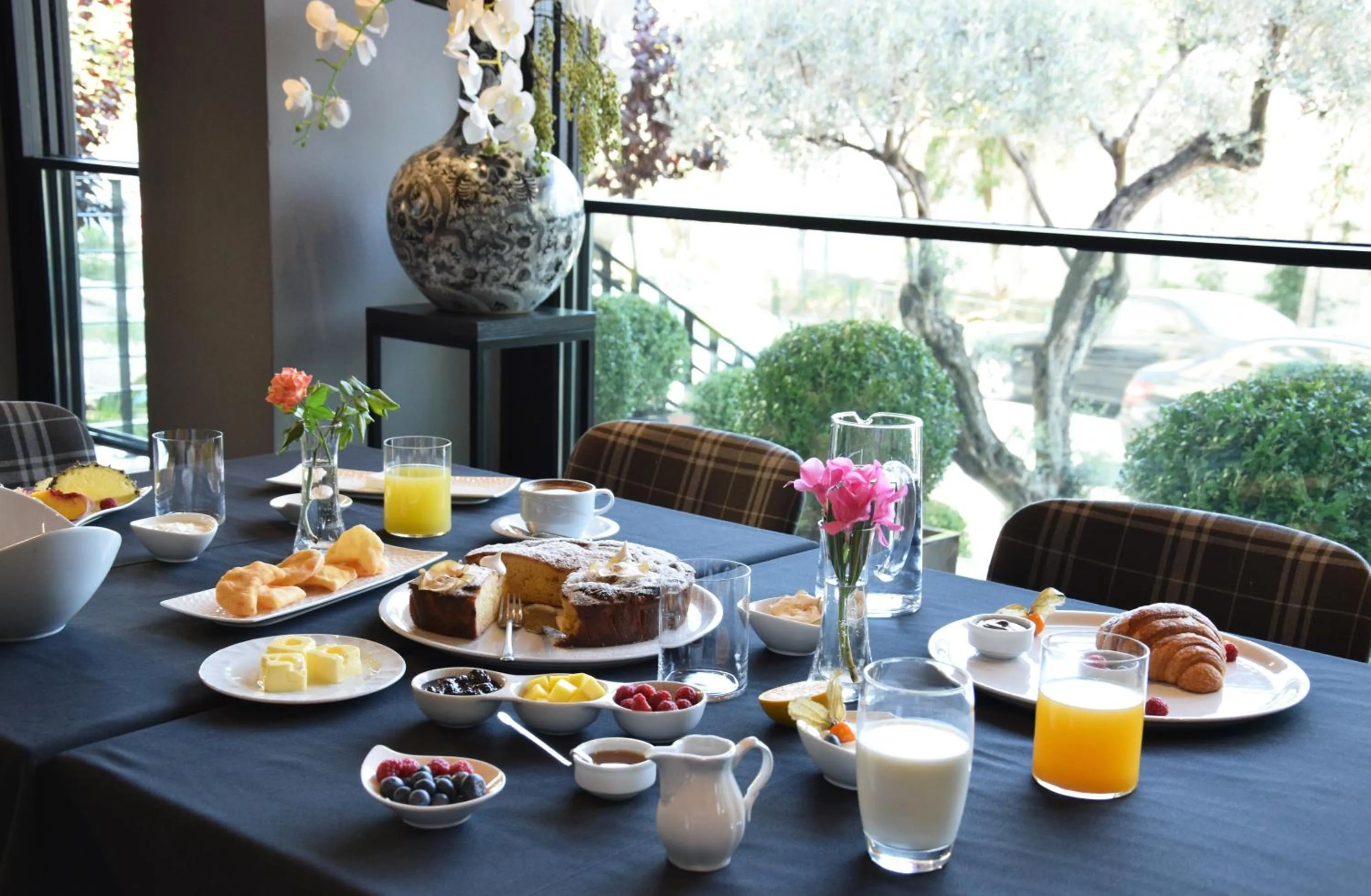 Restaurant/places to eat in Hotel Unik