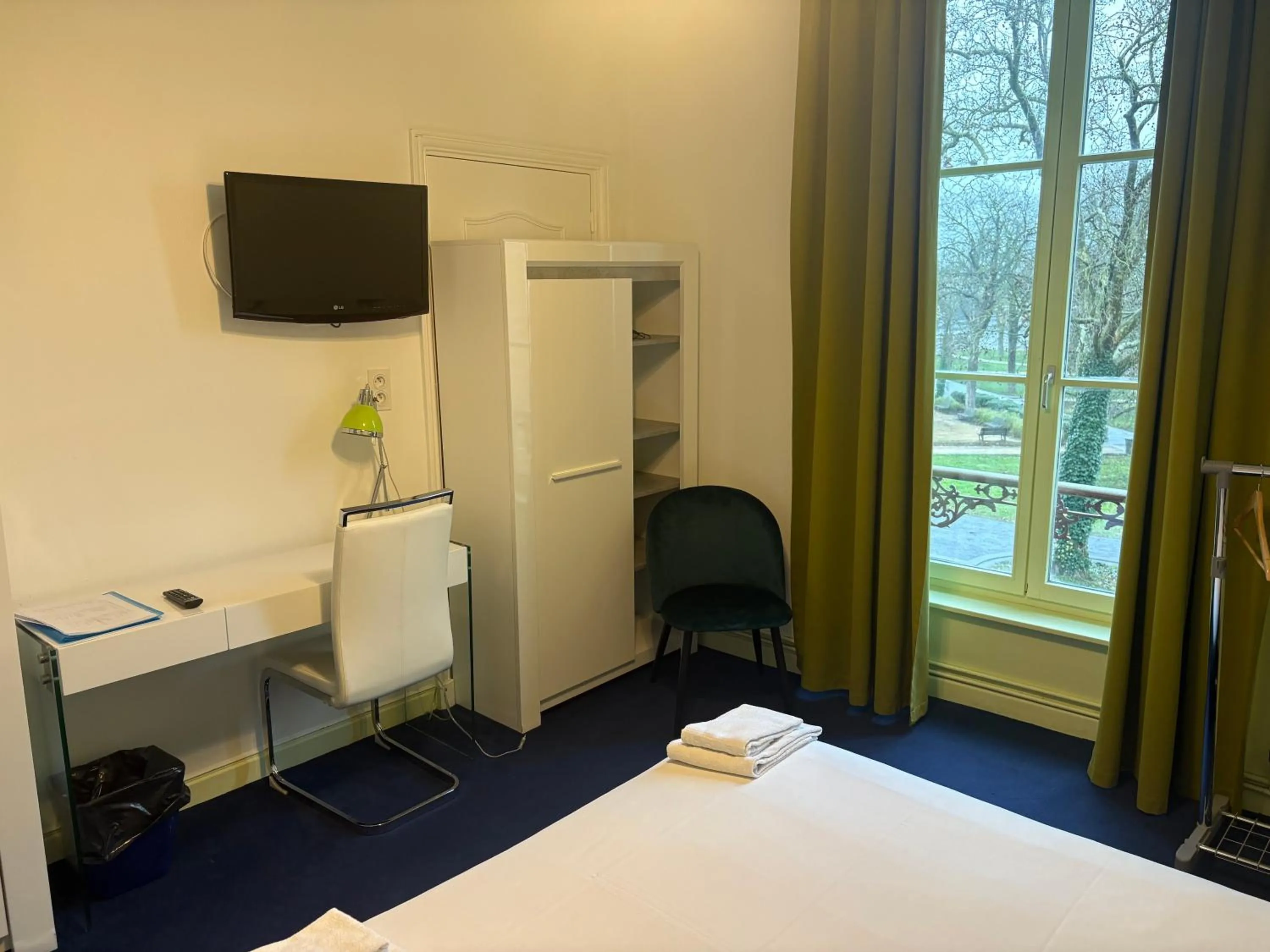 Bed in Hotel Couleurs Sud Centre-ville Gare Charleville-Mézières