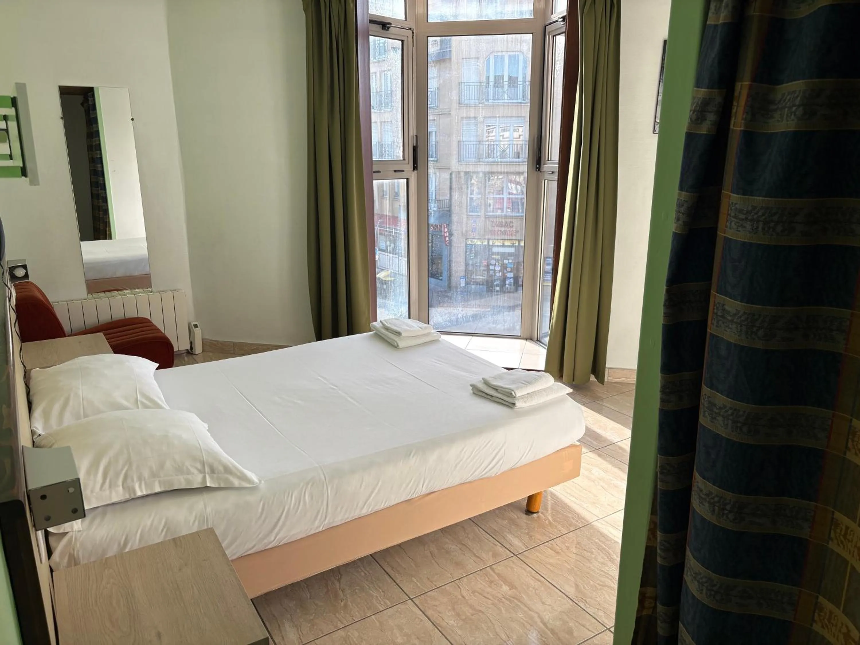 Bed in Hotel Couleurs Sud Centre-ville Gare Charleville-Mézières