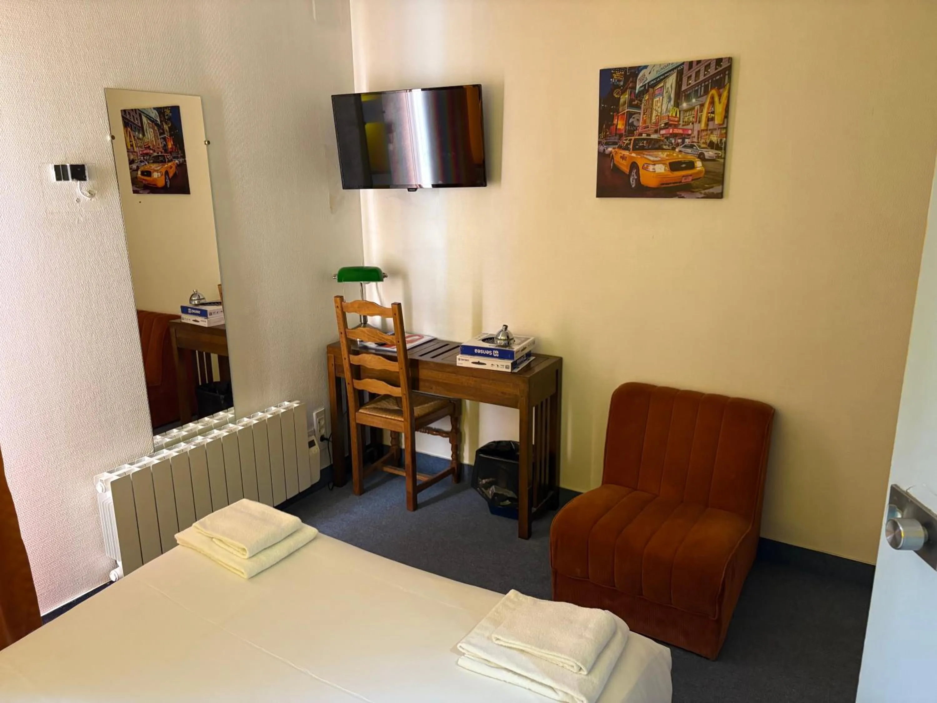 Bed in Hotel Couleurs Sud Centre-ville Gare Charleville-Mézières