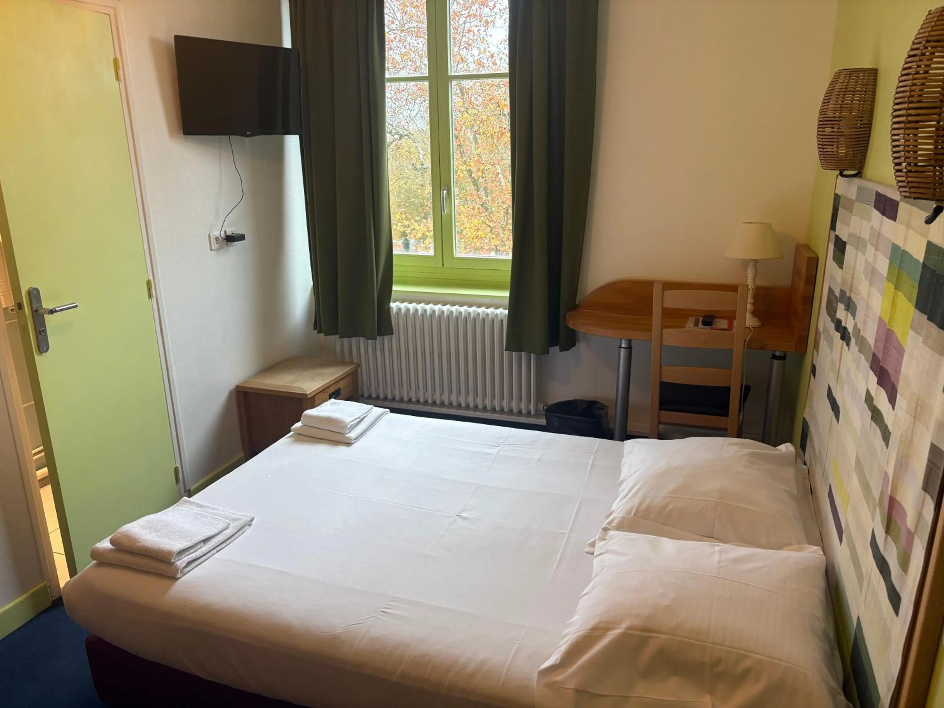 Bed in Hotel Couleurs Sud Centre-ville Gare Charleville-Mézières