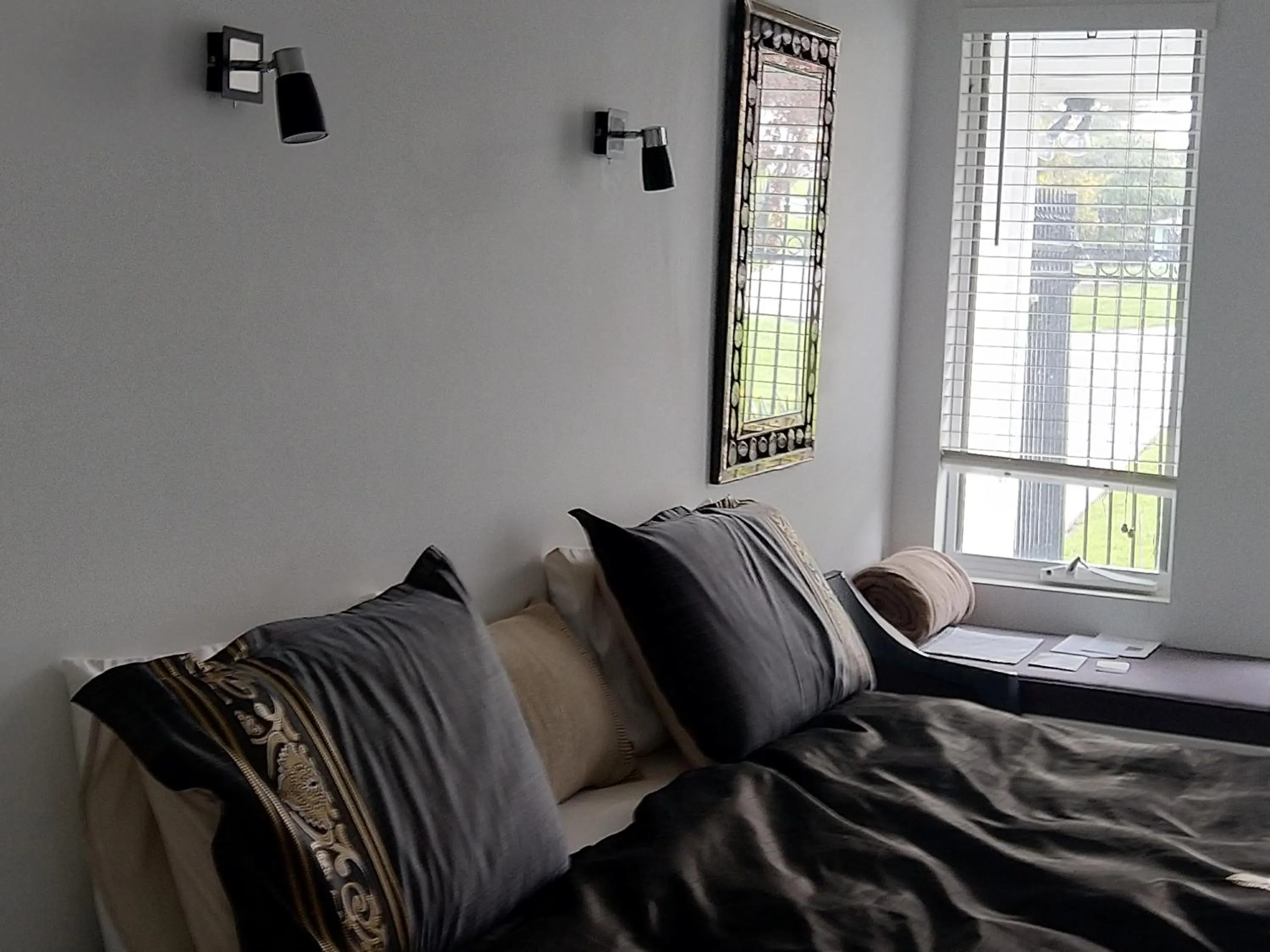 Bed in C'est La Vie Bed & Breakfast