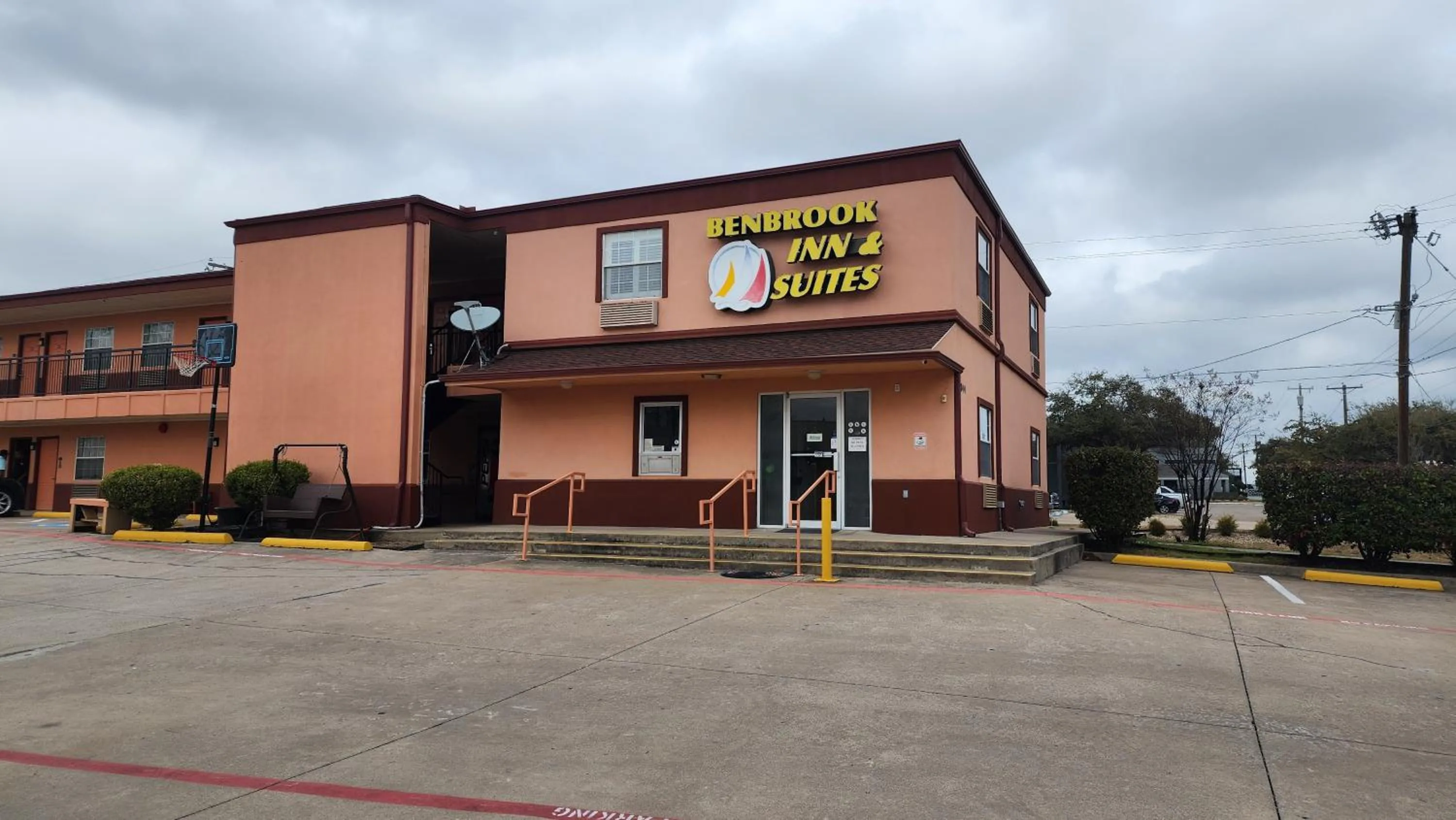 Facade/entrance in Benbrook Inn & Suites