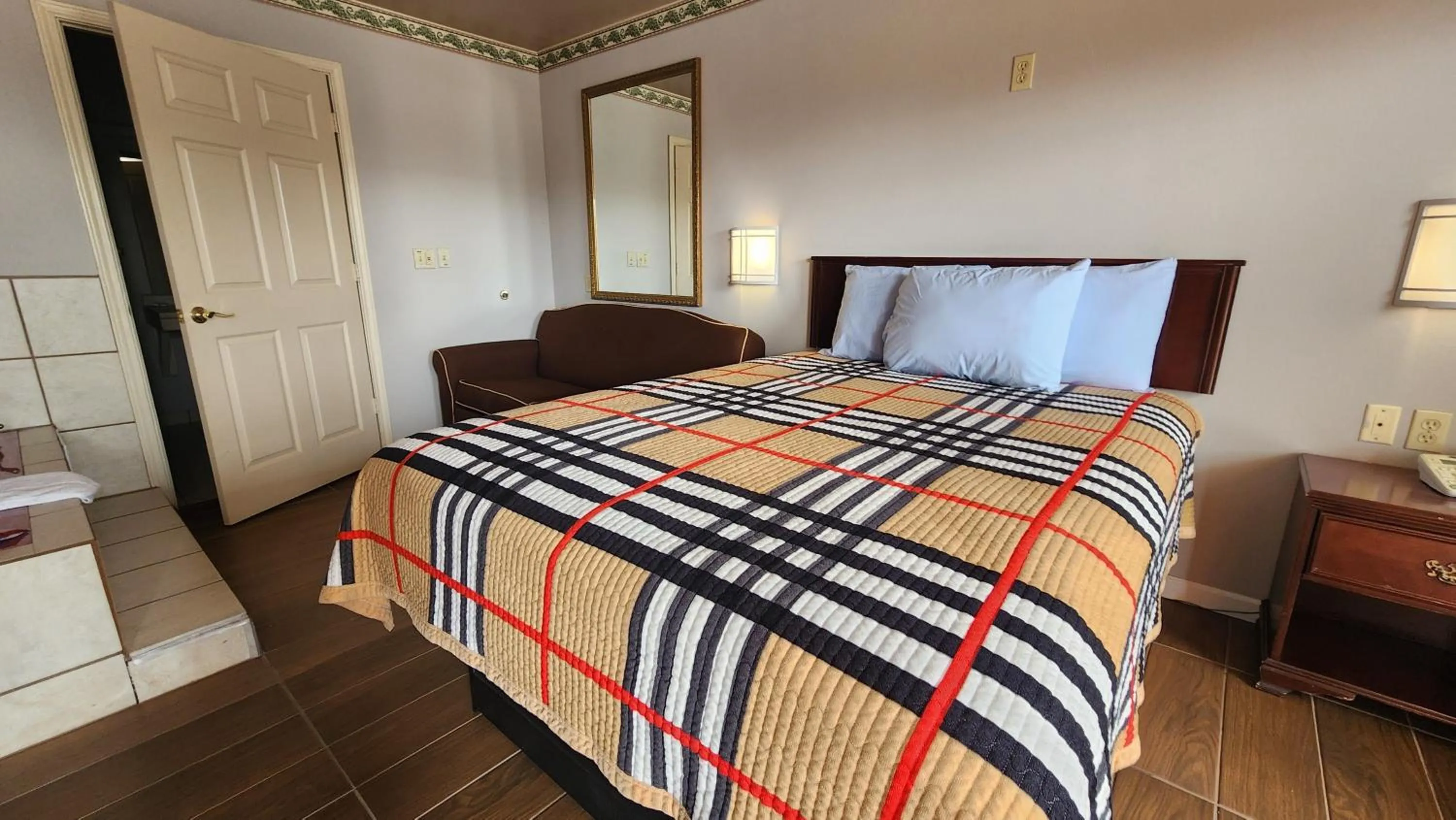 Bedroom, Bed in Benbrook Inn & Suites