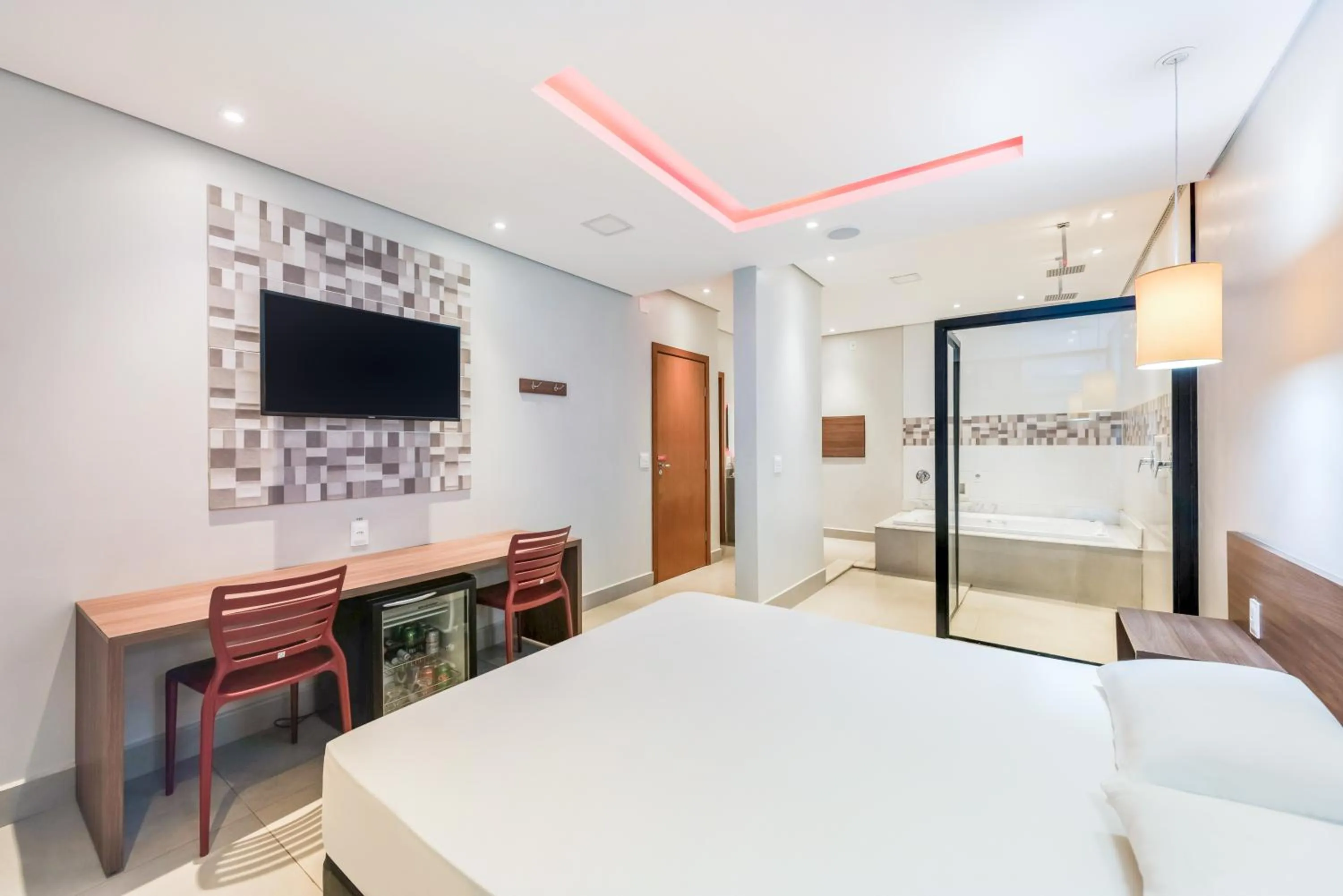 Shower, Bed in Plaza Motel