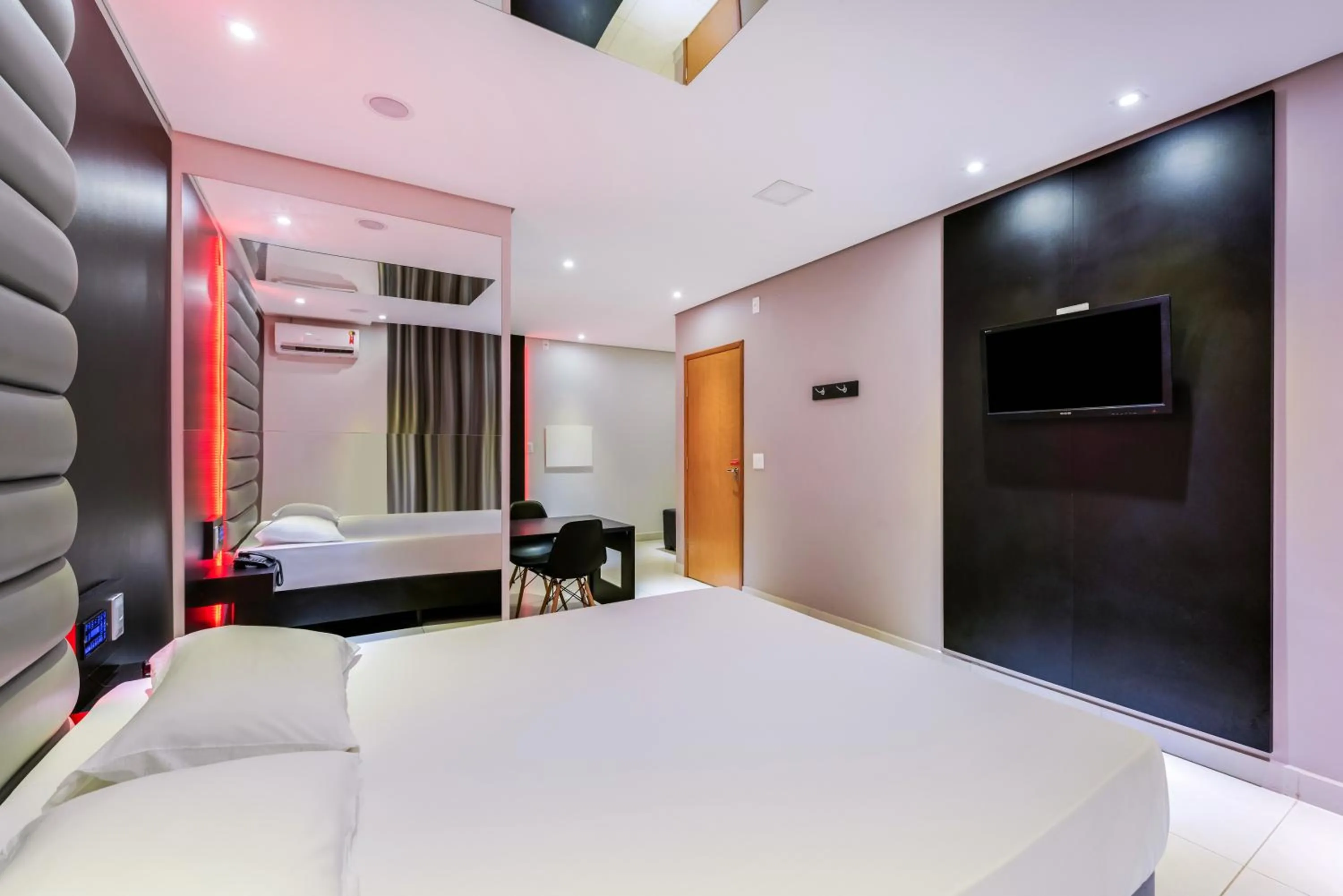 Bedroom, Bed in Plaza Motel