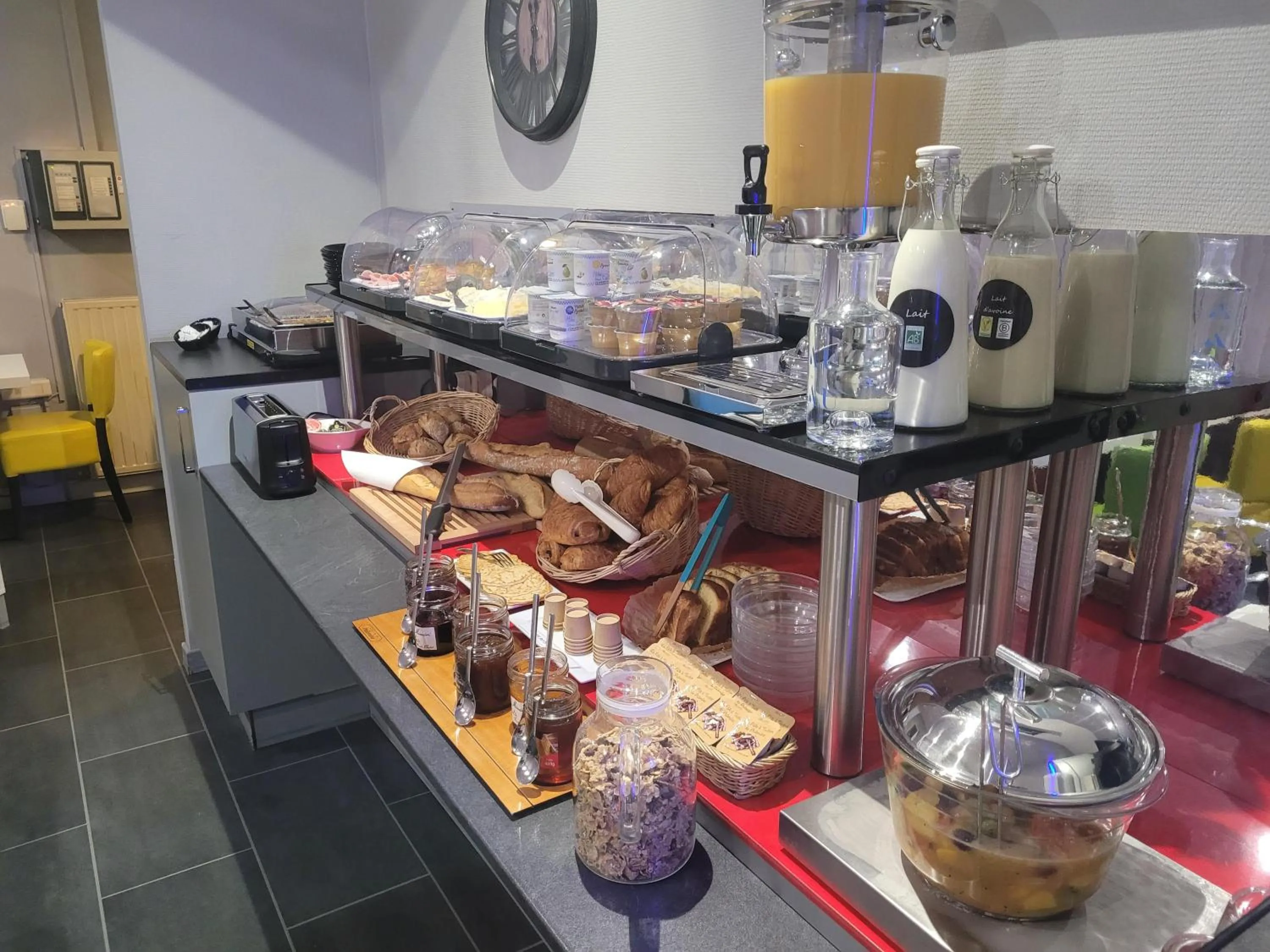 Buffet breakfast in Atlantic Hôtel