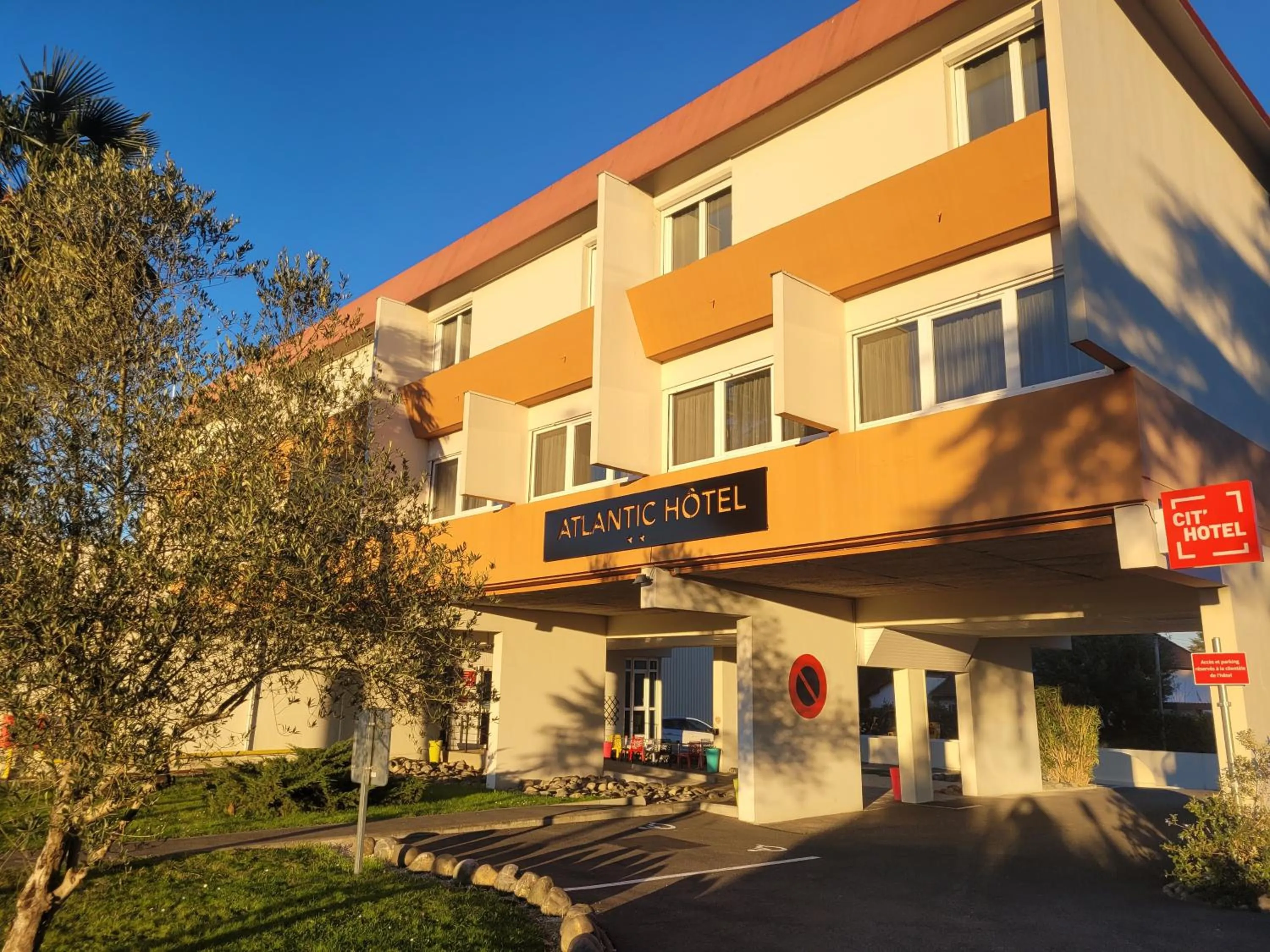 Property building in Atlantic Hôtel