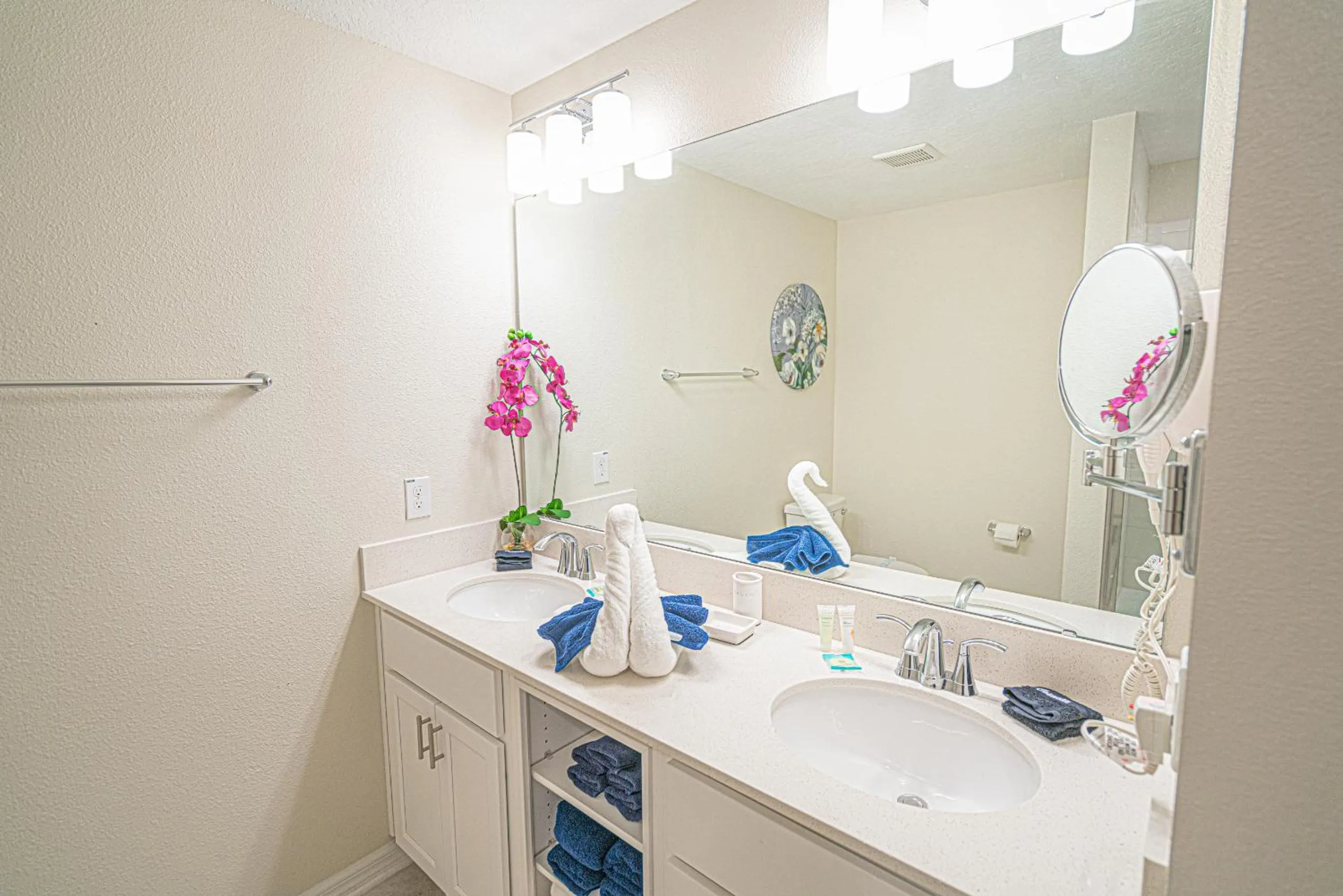Bathroom in Only 5 Miles from Disney! Free Water Park! 2 Bed, 2 Bath Condo, Sleeps 8