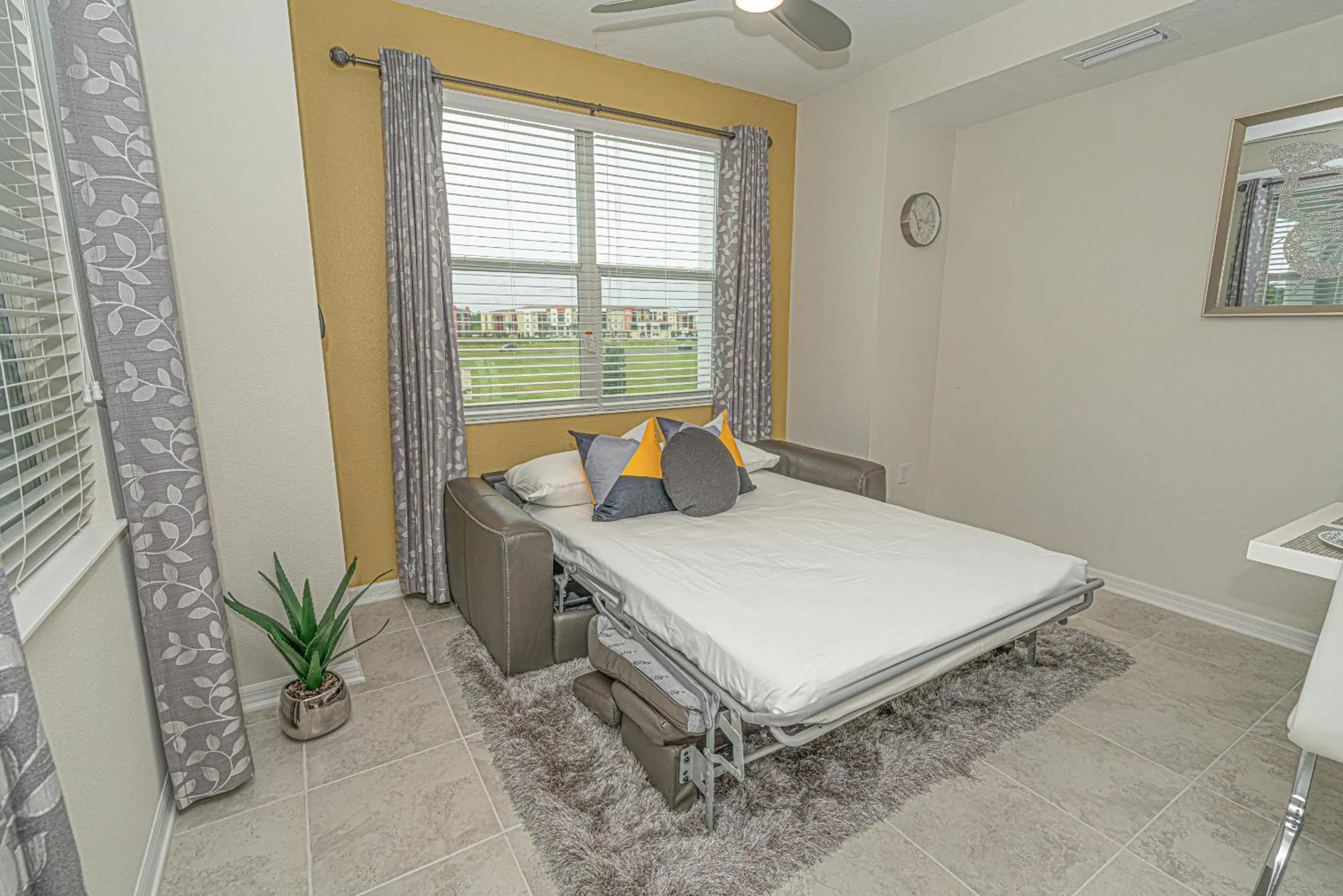 Bed in Only 5 Miles from Disney! Free Water Park! 2 Bed, 2 Bath Condo, Sleeps 8