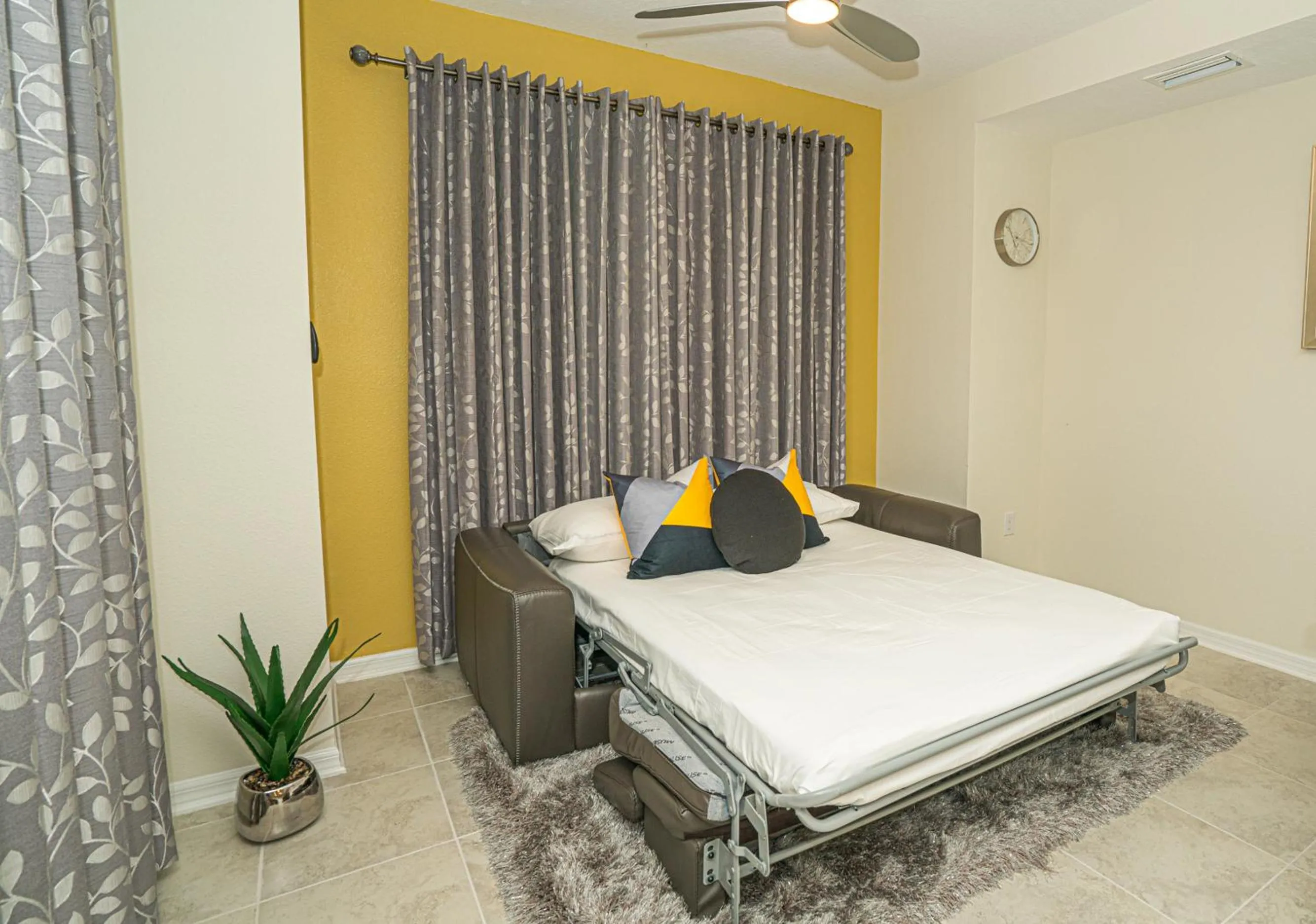 Bed in Only 5 Miles from Disney! Free Water Park! 2 Bed, 2 Bath Condo, Sleeps 8