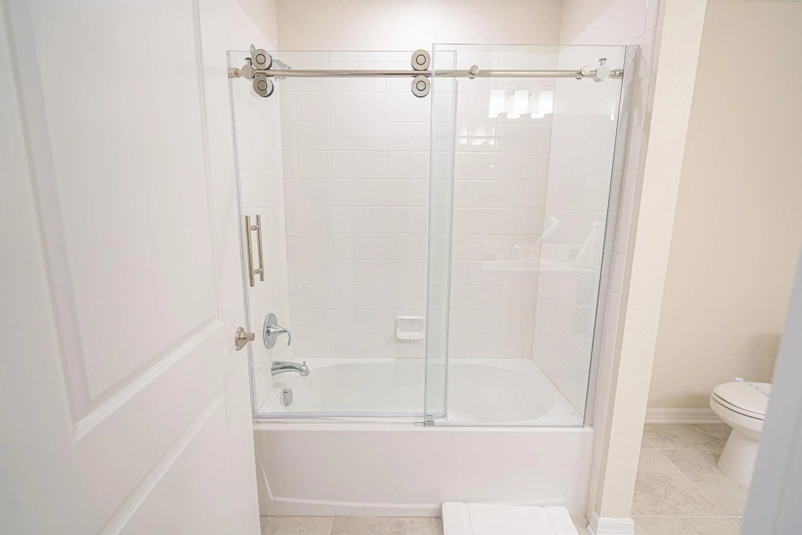 Shower in Only 5 Miles from Disney! Free Water Park! 2 Bed, 2 Bath Condo, Sleeps 8
