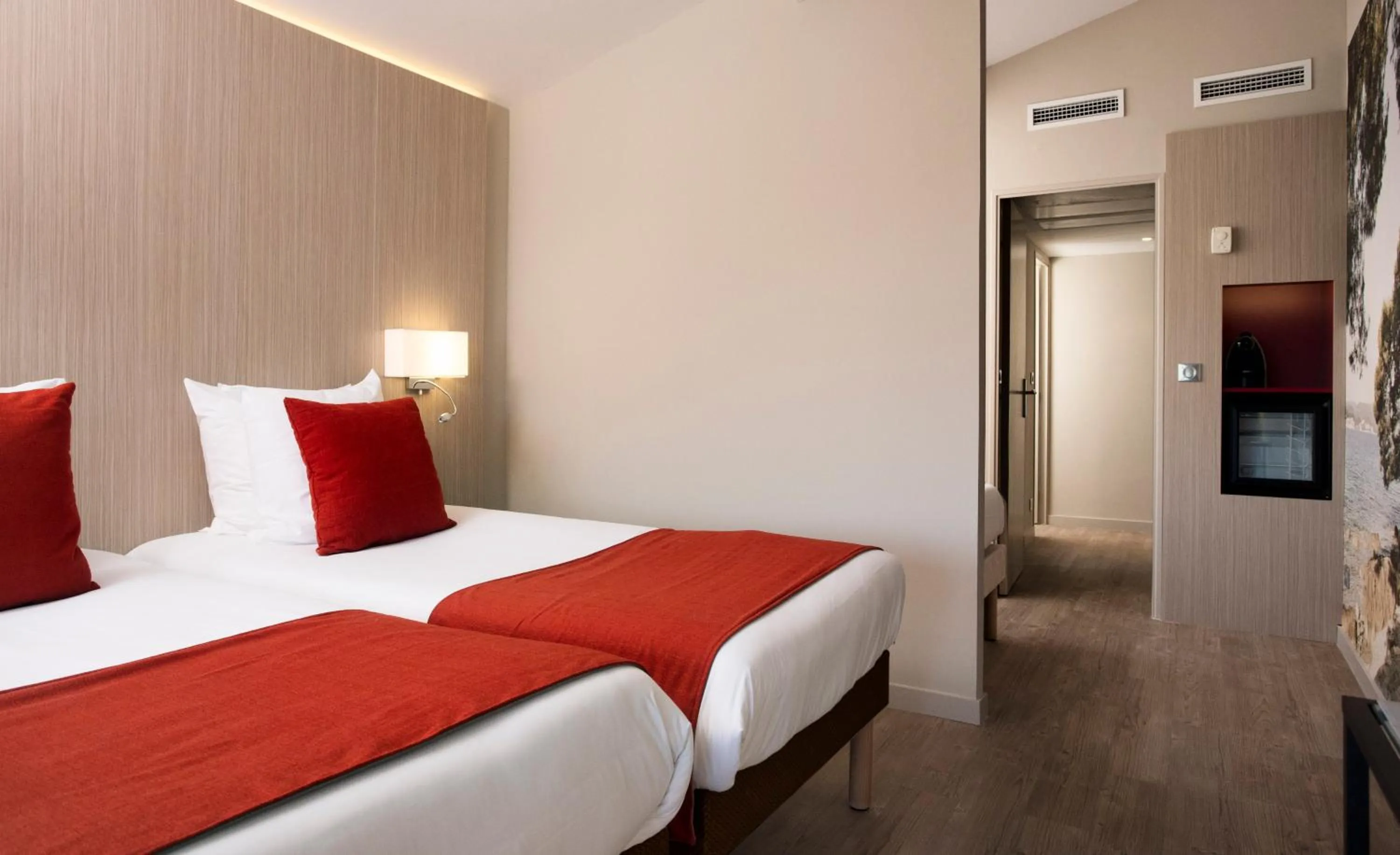 Photo of the whole room, Bed in SOWELL HÔTELS du Golfe de Saint-Tropez