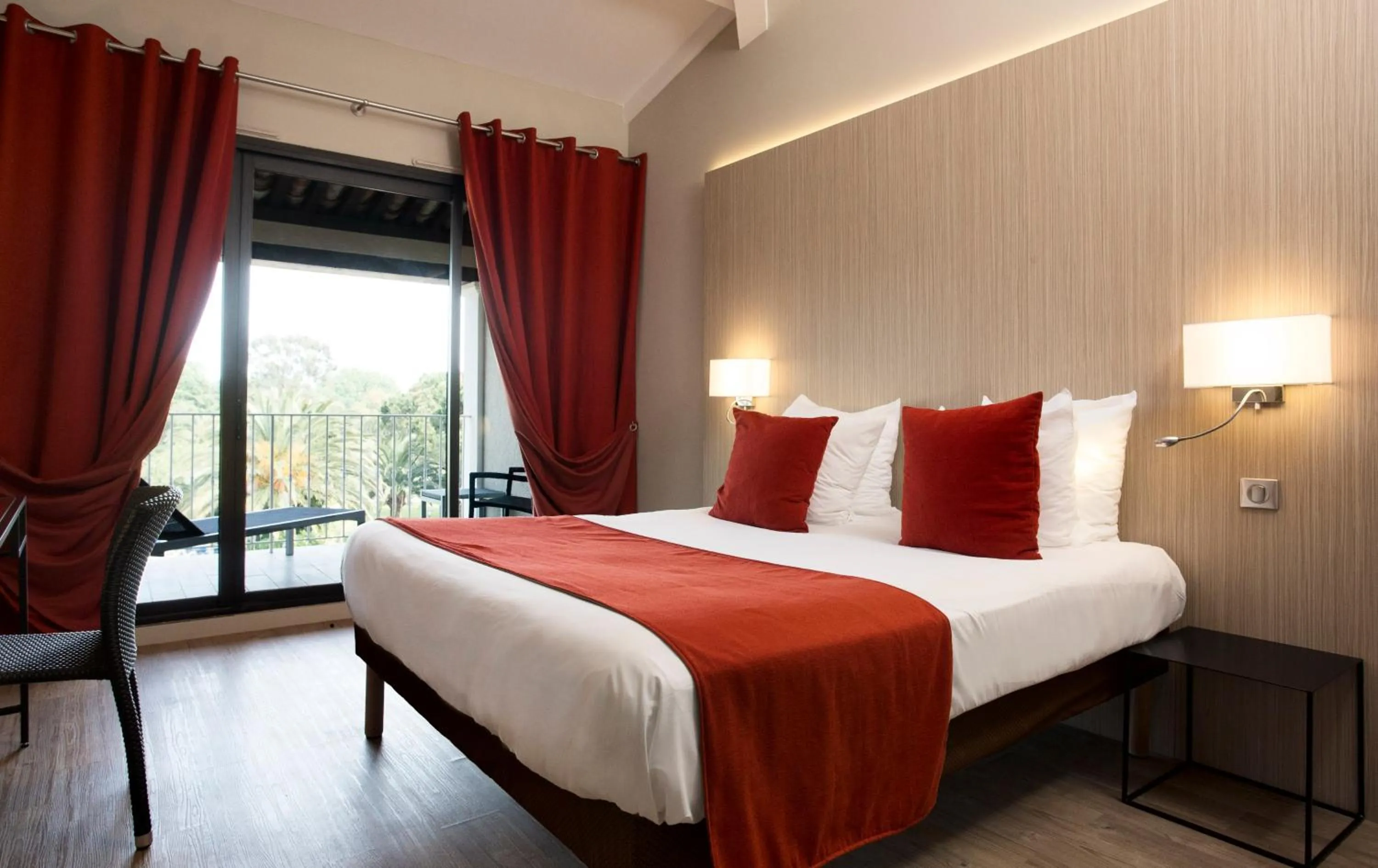 Balcony/Terrace, Bed in SOWELL HÔTELS du Golfe de Saint-Tropez