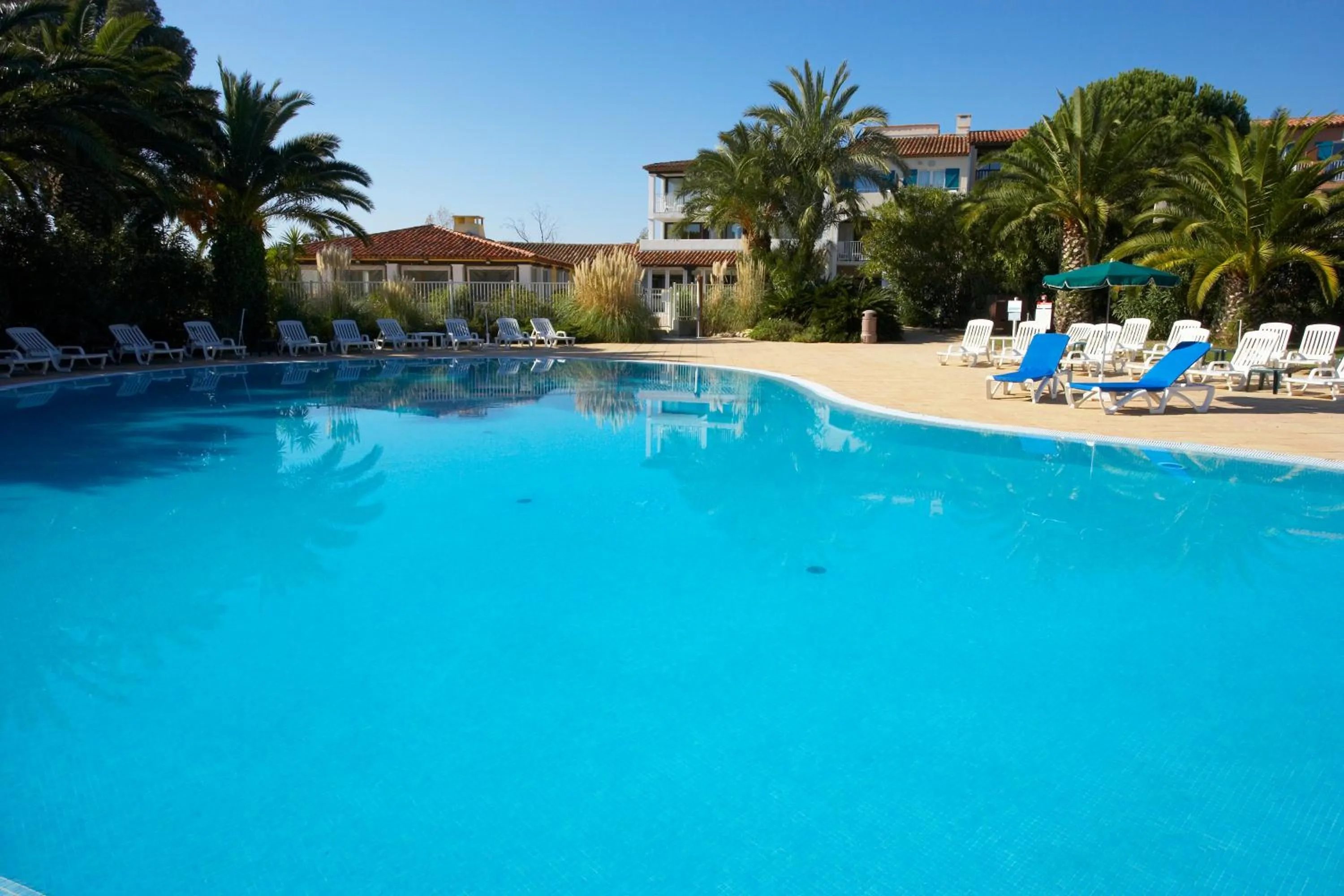 Swimming pool in SOWELL HÔTELS du Golfe de Saint-Tropez