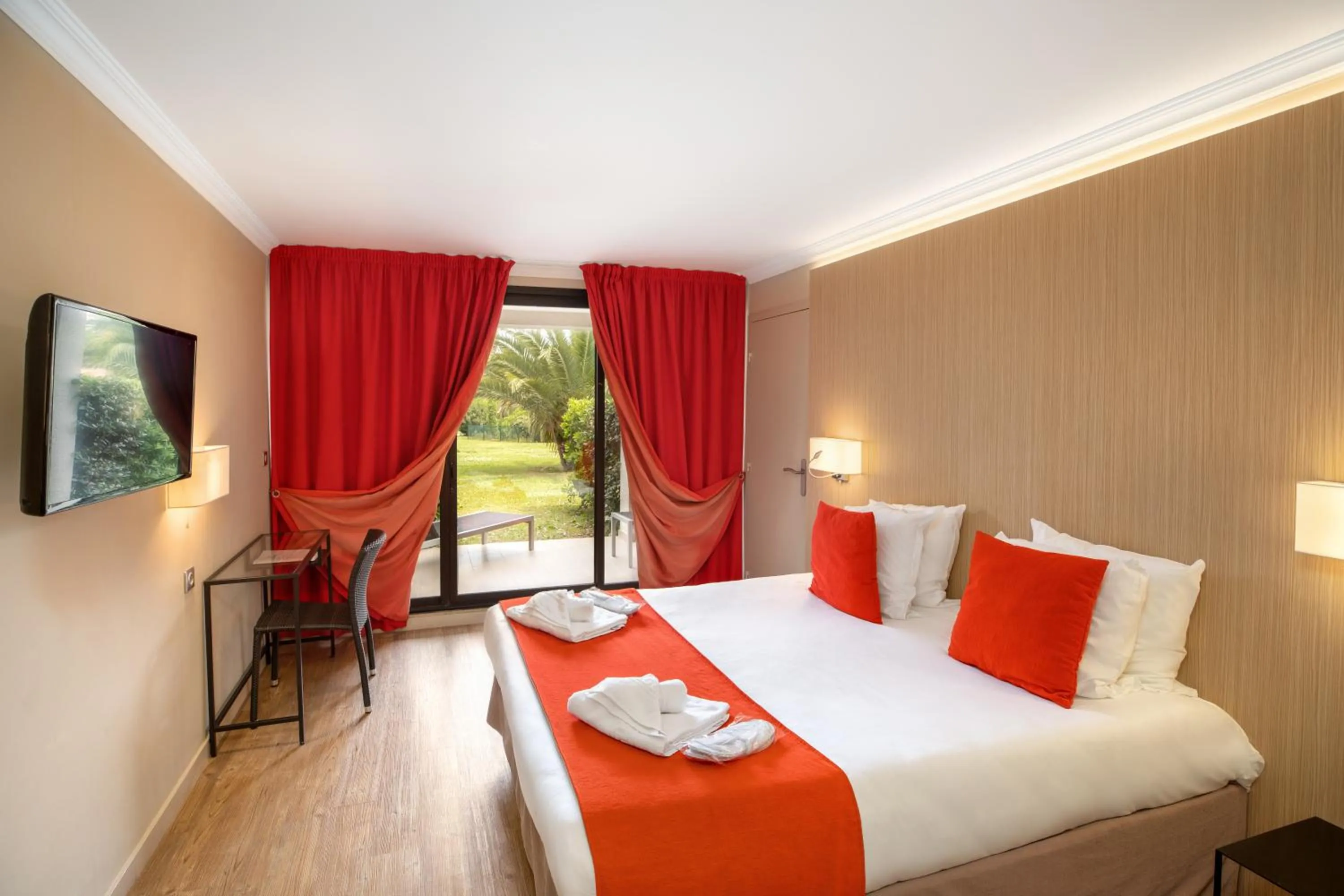 Bedroom, Bed in SOWELL HÔTELS du Golfe de Saint-Tropez