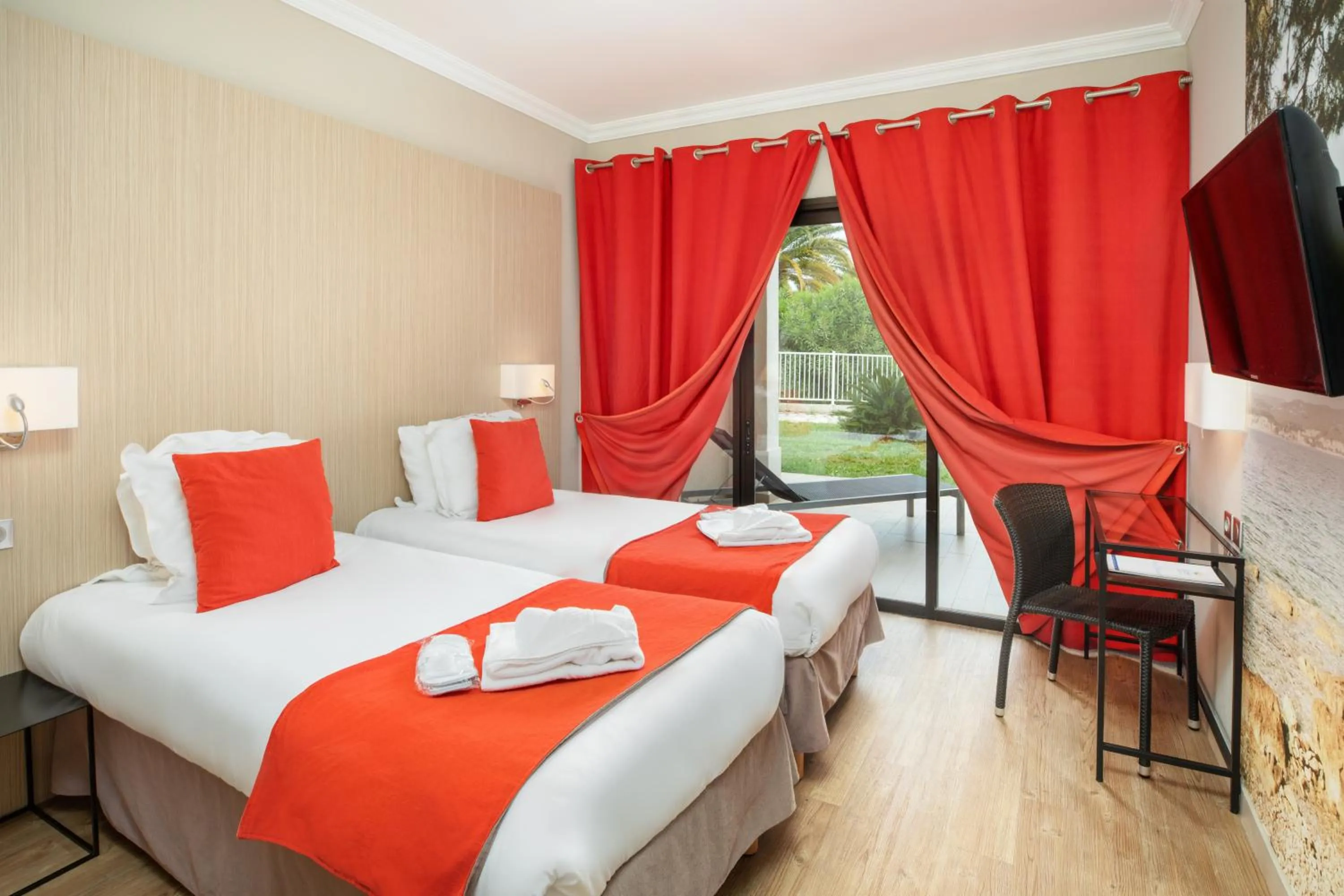 Bedroom, Bed in SOWELL HÔTELS du Golfe de Saint-Tropez