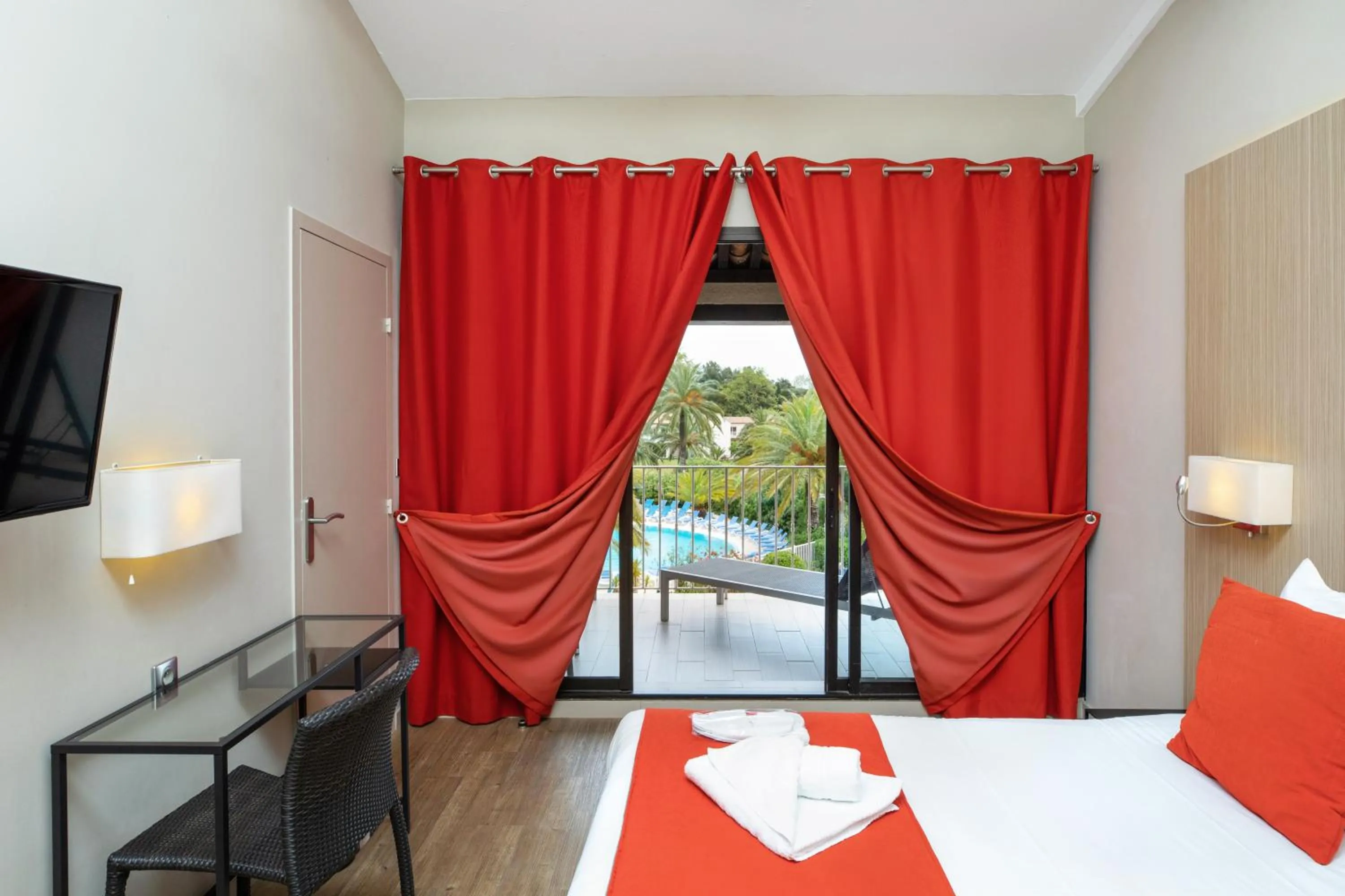 Bedroom, Bed in SOWELL HÔTELS du Golfe de Saint-Tropez