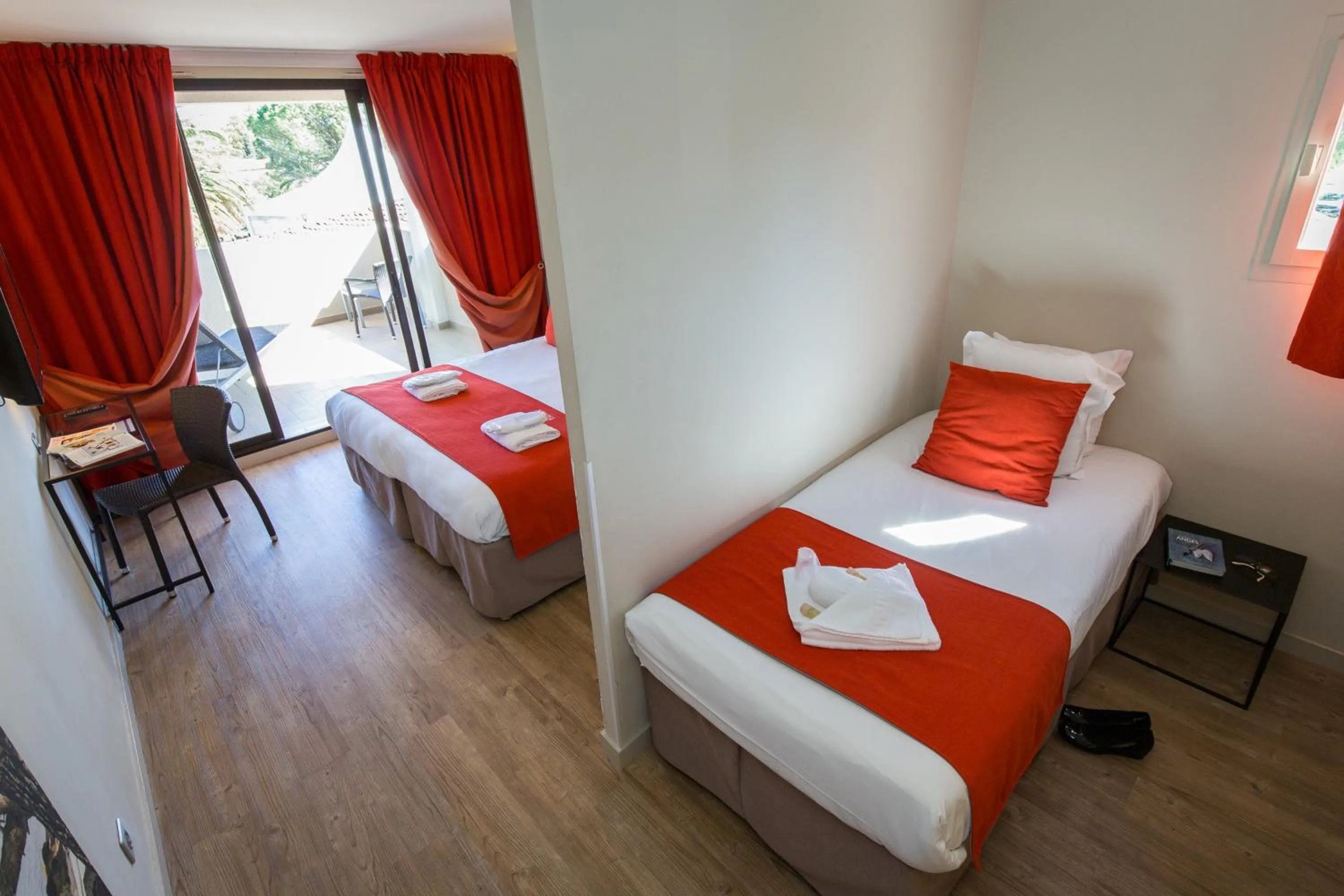 Photo of the whole room, Bed in SOWELL HÔTELS du Golfe de Saint-Tropez