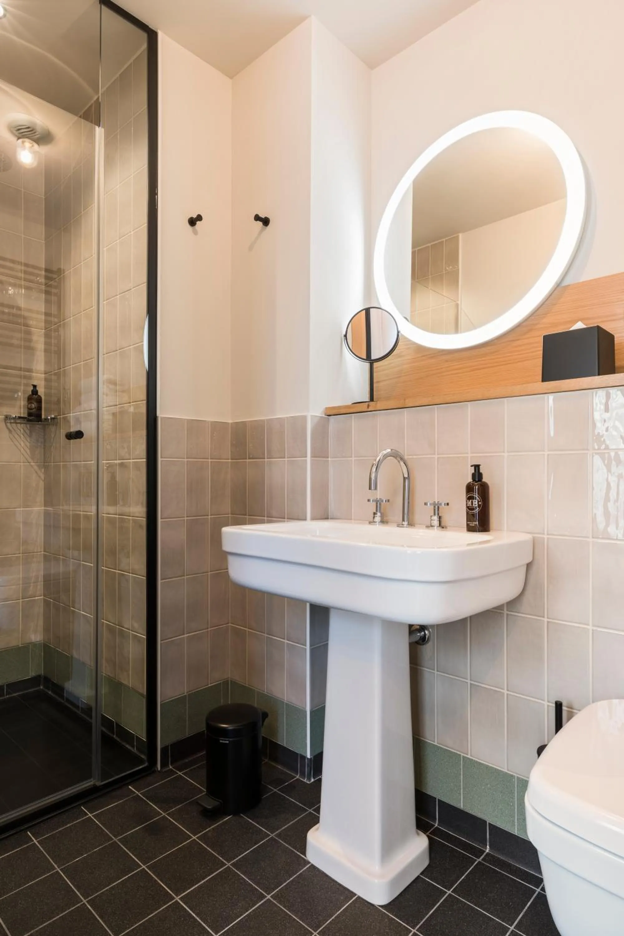 Shower in Le Grand Quartier