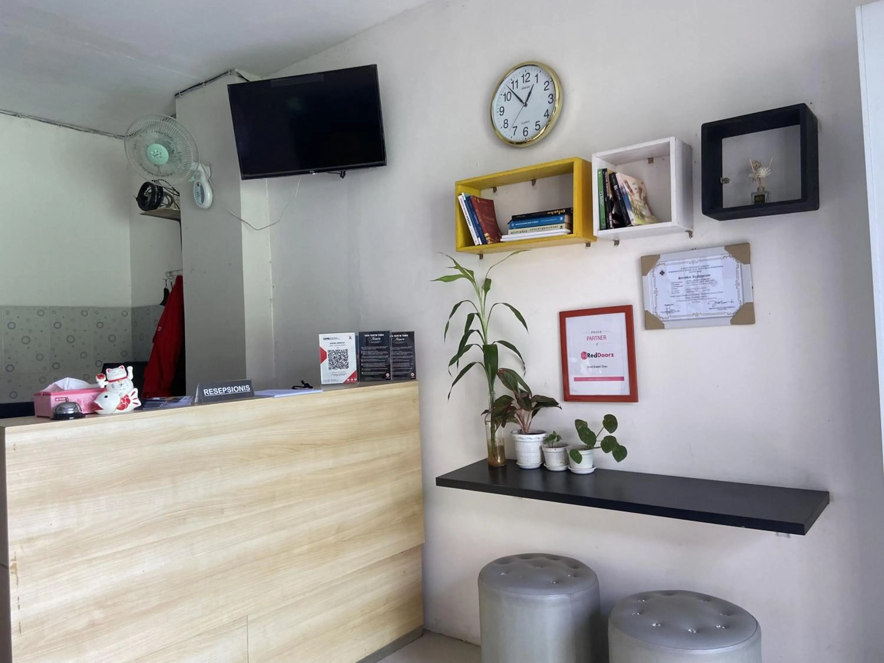 Lobby or reception in RedDoorz near RSUD Margono Purwokerto 3