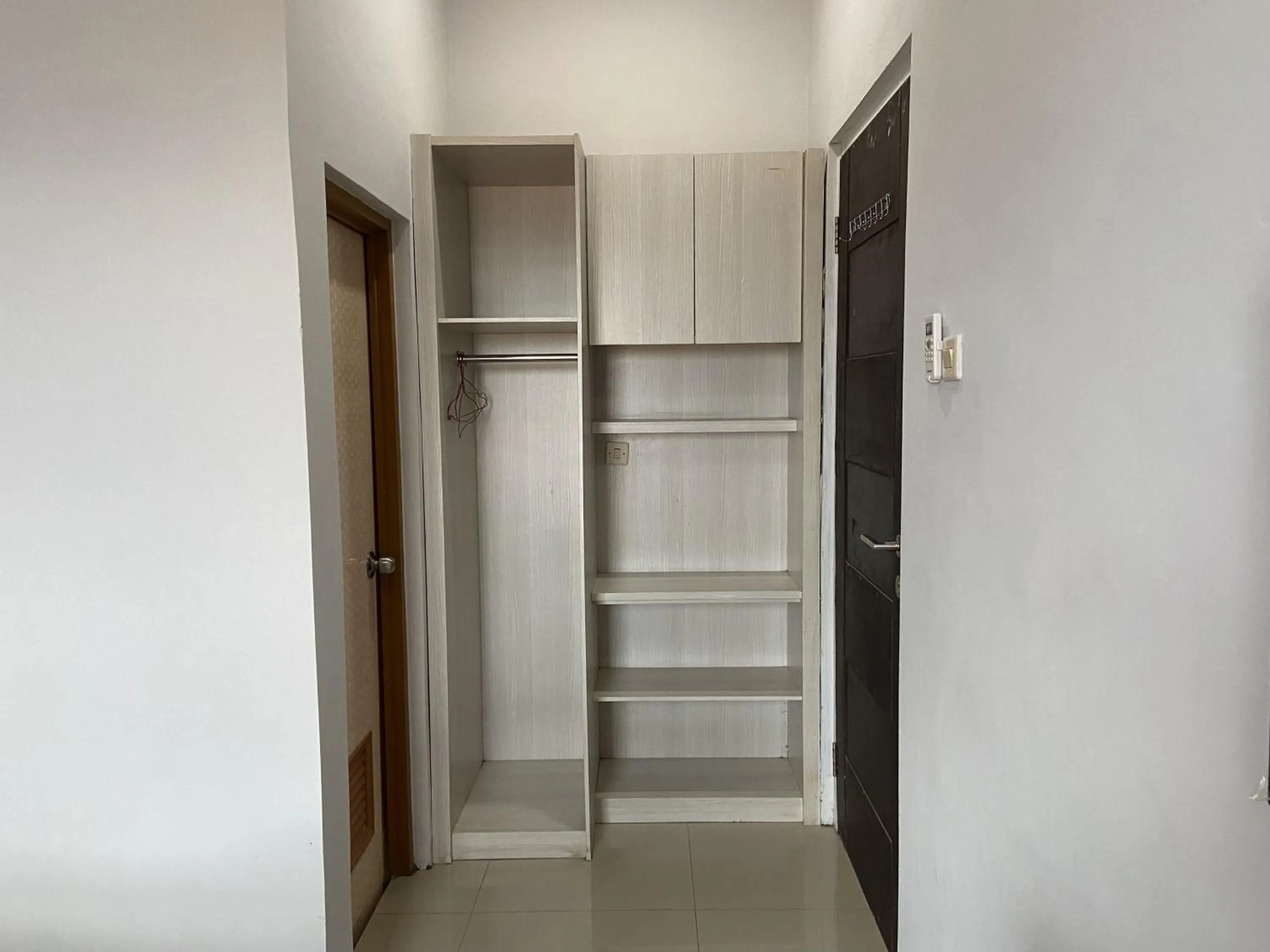 wardrobe in RedDoorz near RSUD Margono Purwokerto 3